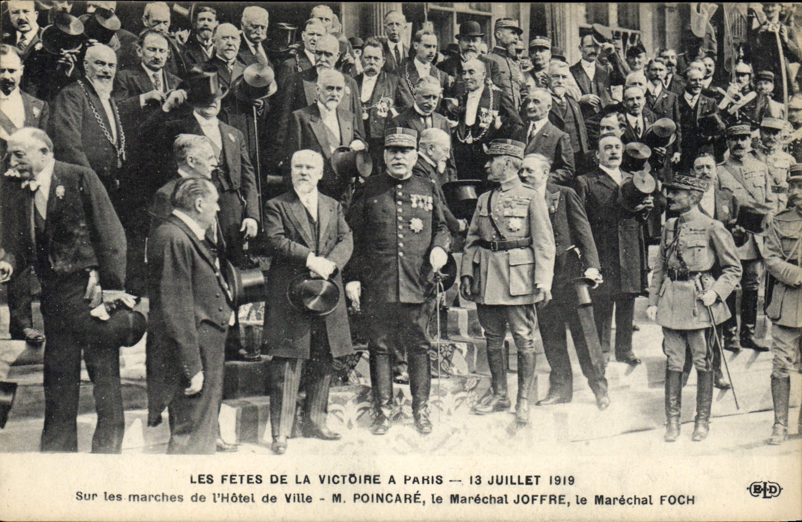 CPA Militaria Les fetes de la Victoire a Paris 13 Juillet 1919 Sur les marches de l'hotel de ville Poincare Marechal Joffre Marechal Foch