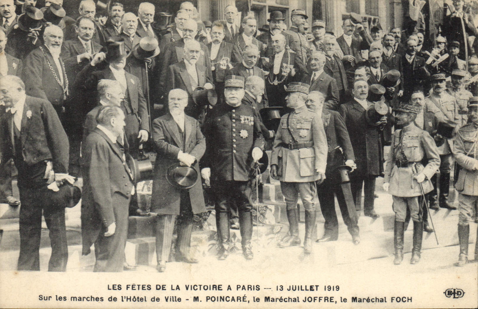CPA Militaria Les fetes de la Victoire a Paris 13 Juillet 1919 Sur les marches de l'hotel de ville Poincare Marechal Joffre Marechal Foch