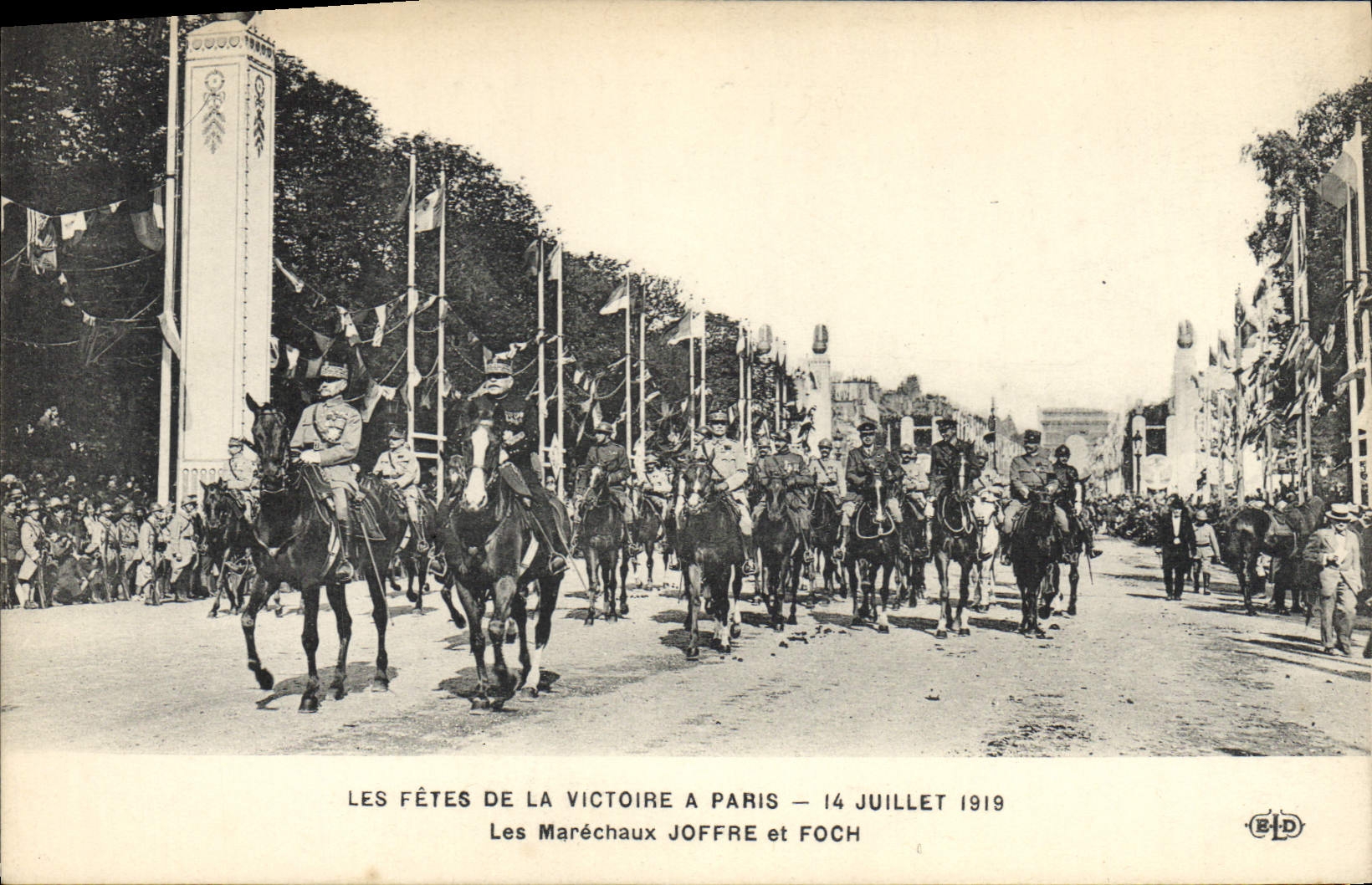CPA Militaria Les fetes de la Victoire a Paris 14 Juillet 1919 Les Marechaux Foch et Joffre