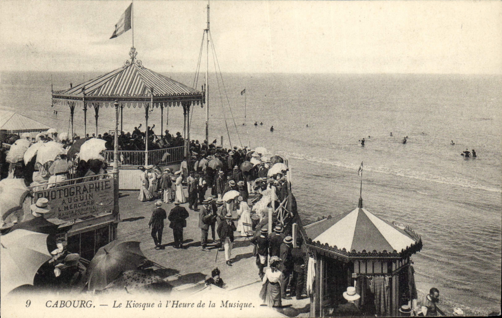 Vintage Postcard the Kiosk has the time of the music Cabourg Photographie