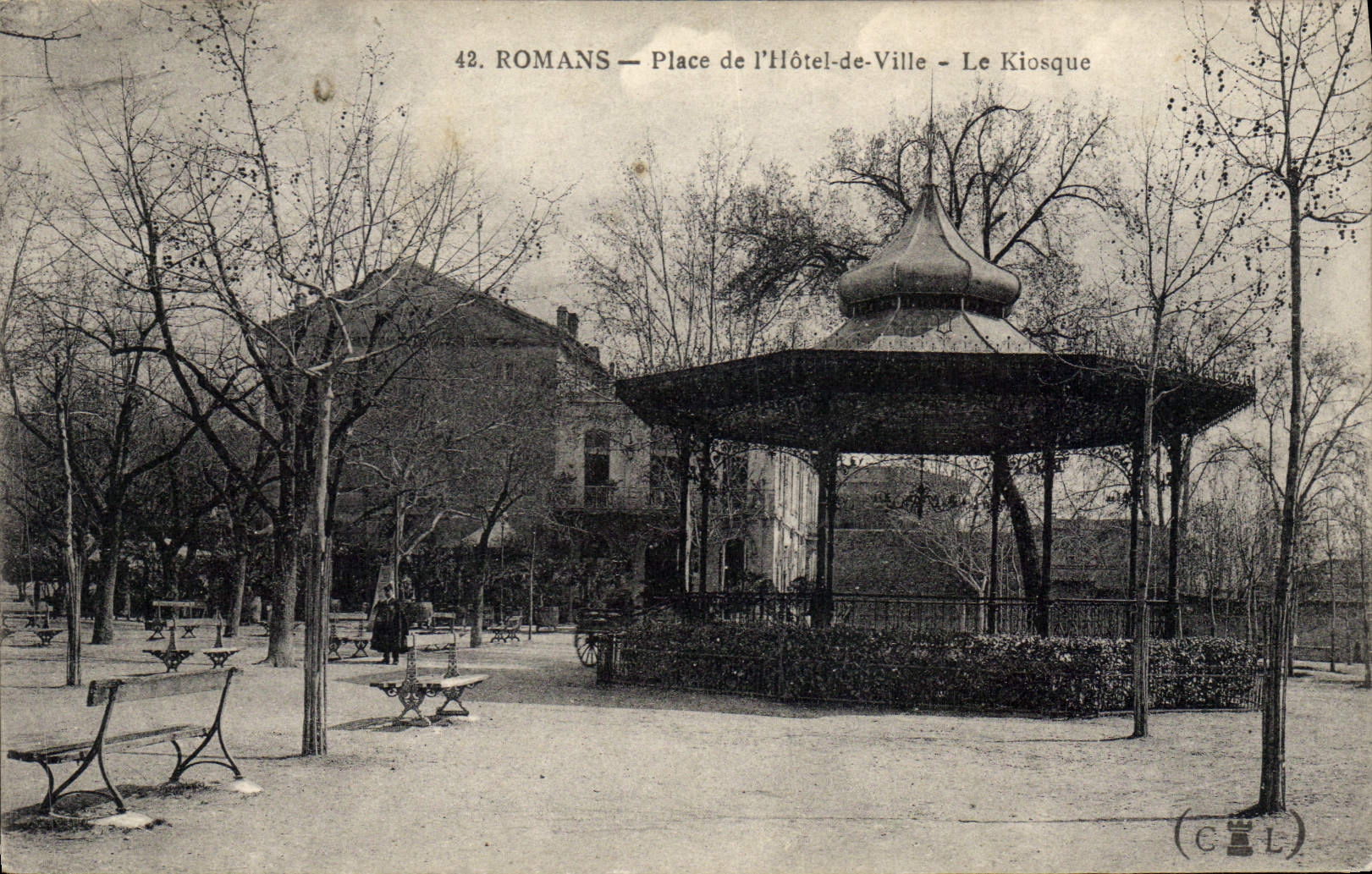 CPA Kiosque Place de l'Hotel de ville Romans