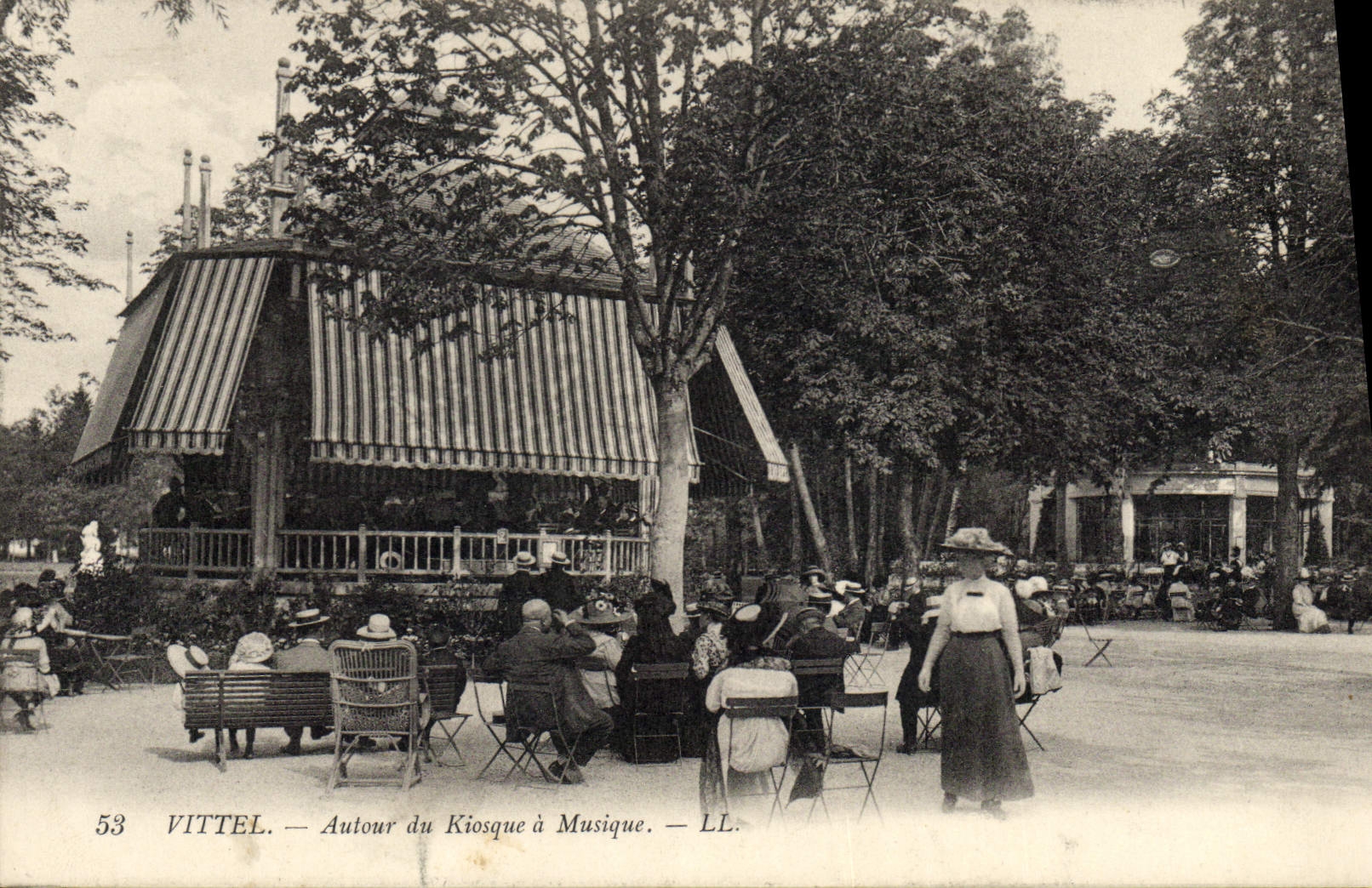 CPA Vittel Autour du Kiosque a musique