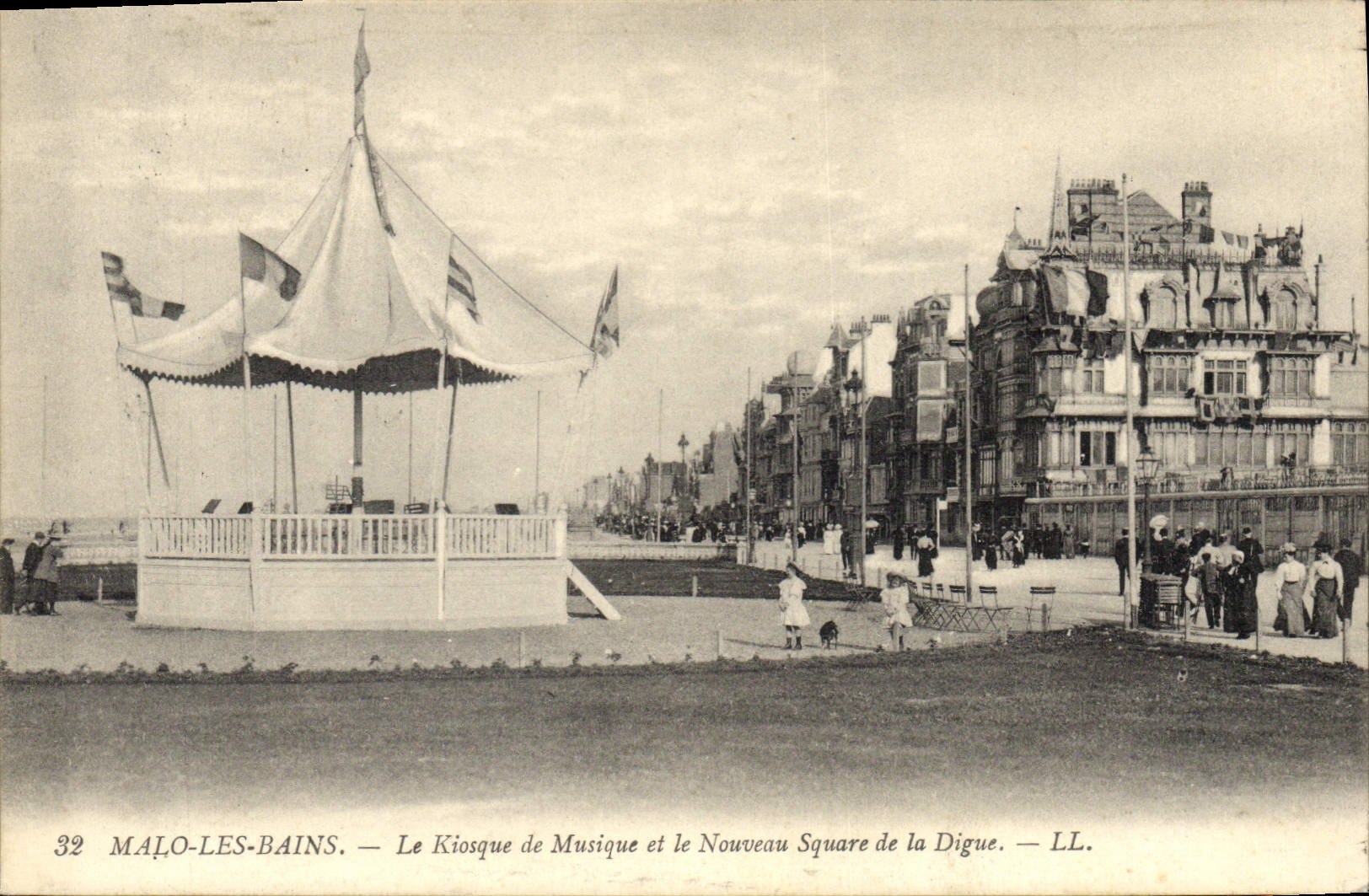 CPA Kiosque de musique et le nouveau square de la digue Malo les Bains