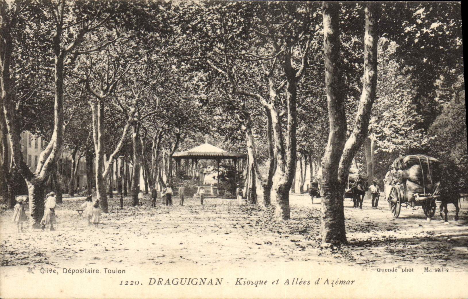 CPA Kiosque et allees d'Azemar Draguignan Attelages Porte Faix (animee)