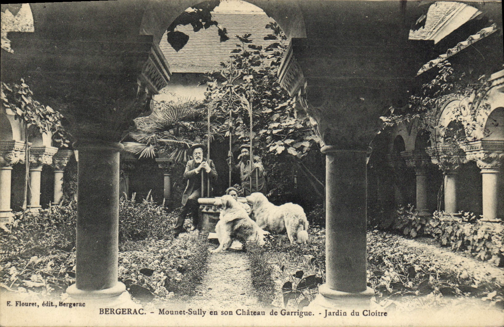 CPA Chiens Chien Bergerac Mounet Sully en son chateau de Garrigue Jardin du cloitre TOP