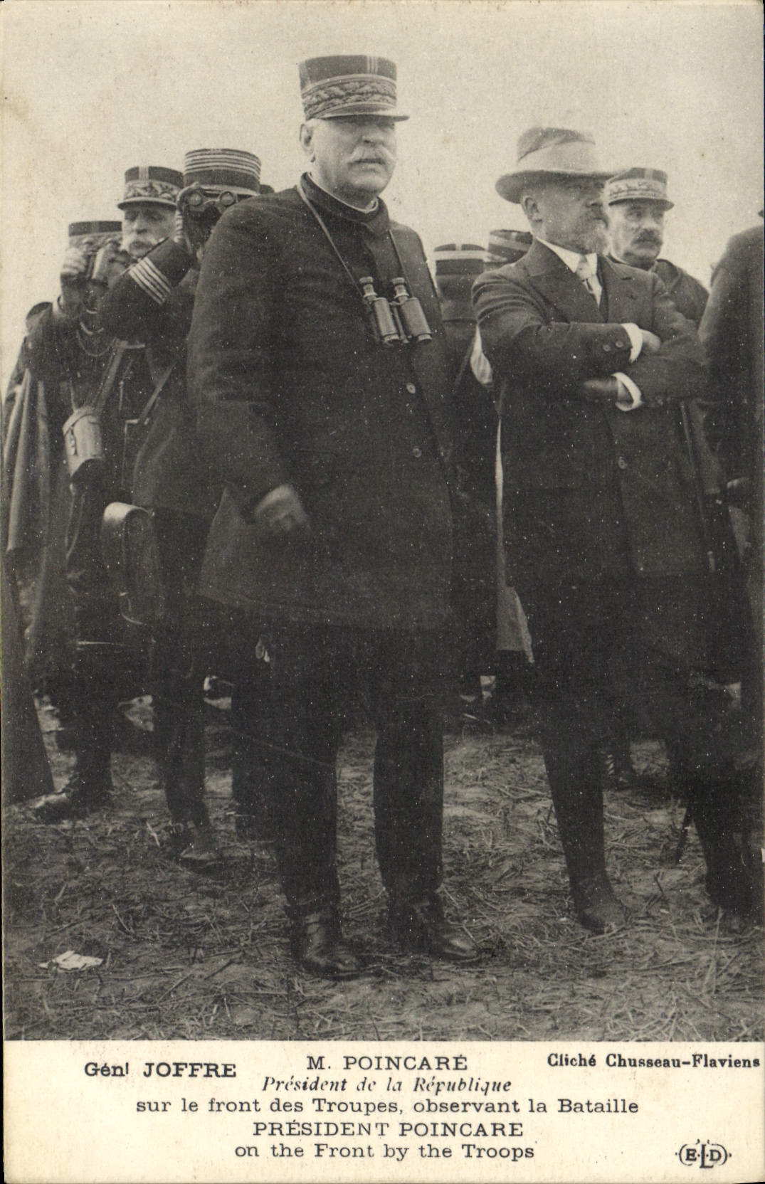 CPA Militaria General Joffre Poincare Sur le front des troupes observant la bataille 