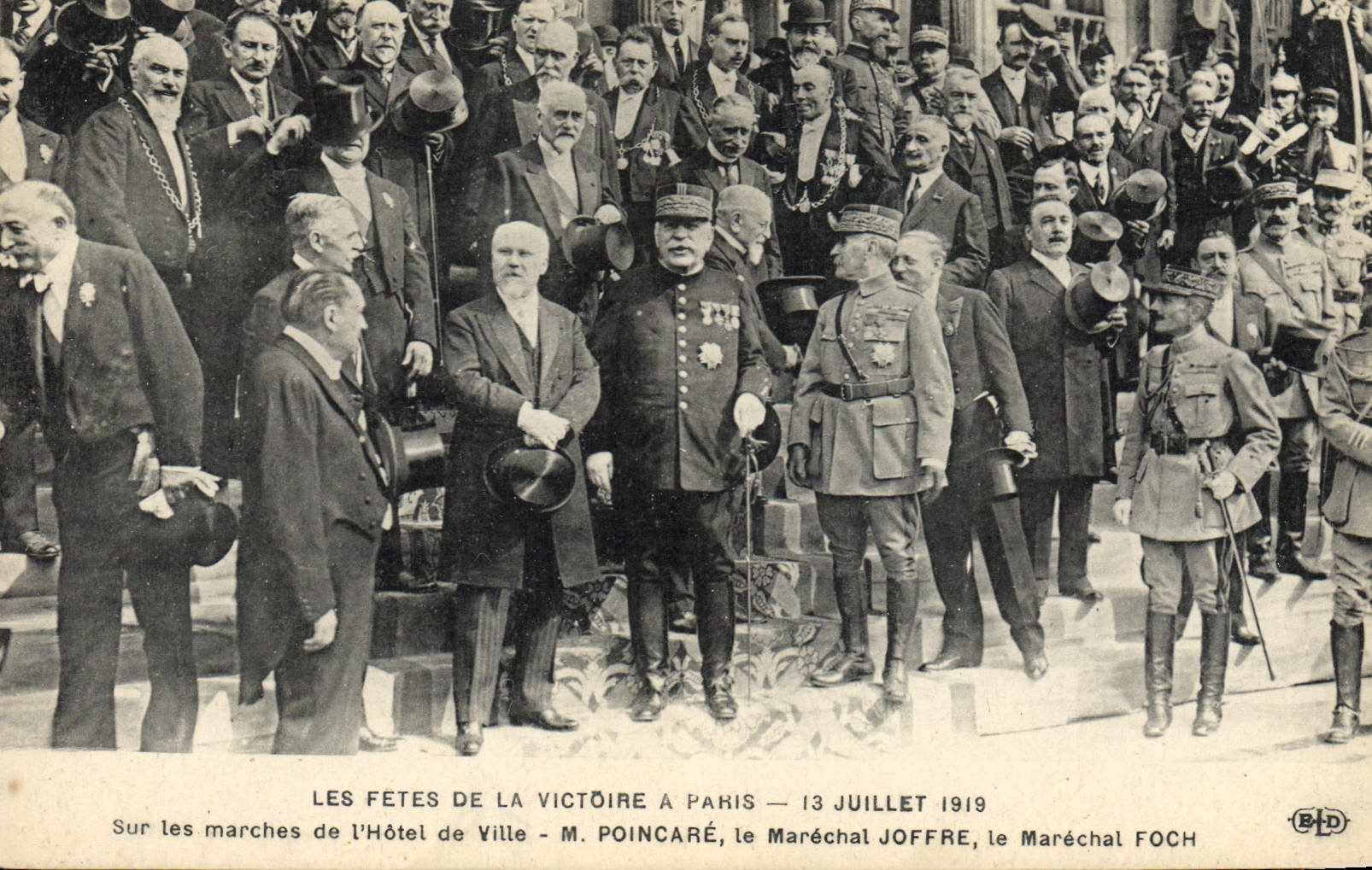 CPA Militaria Les Fetes de la Victore 13 juillet 1919 Sur les marches de l'hotel de ville Poincare Marechal Joffre Foch 