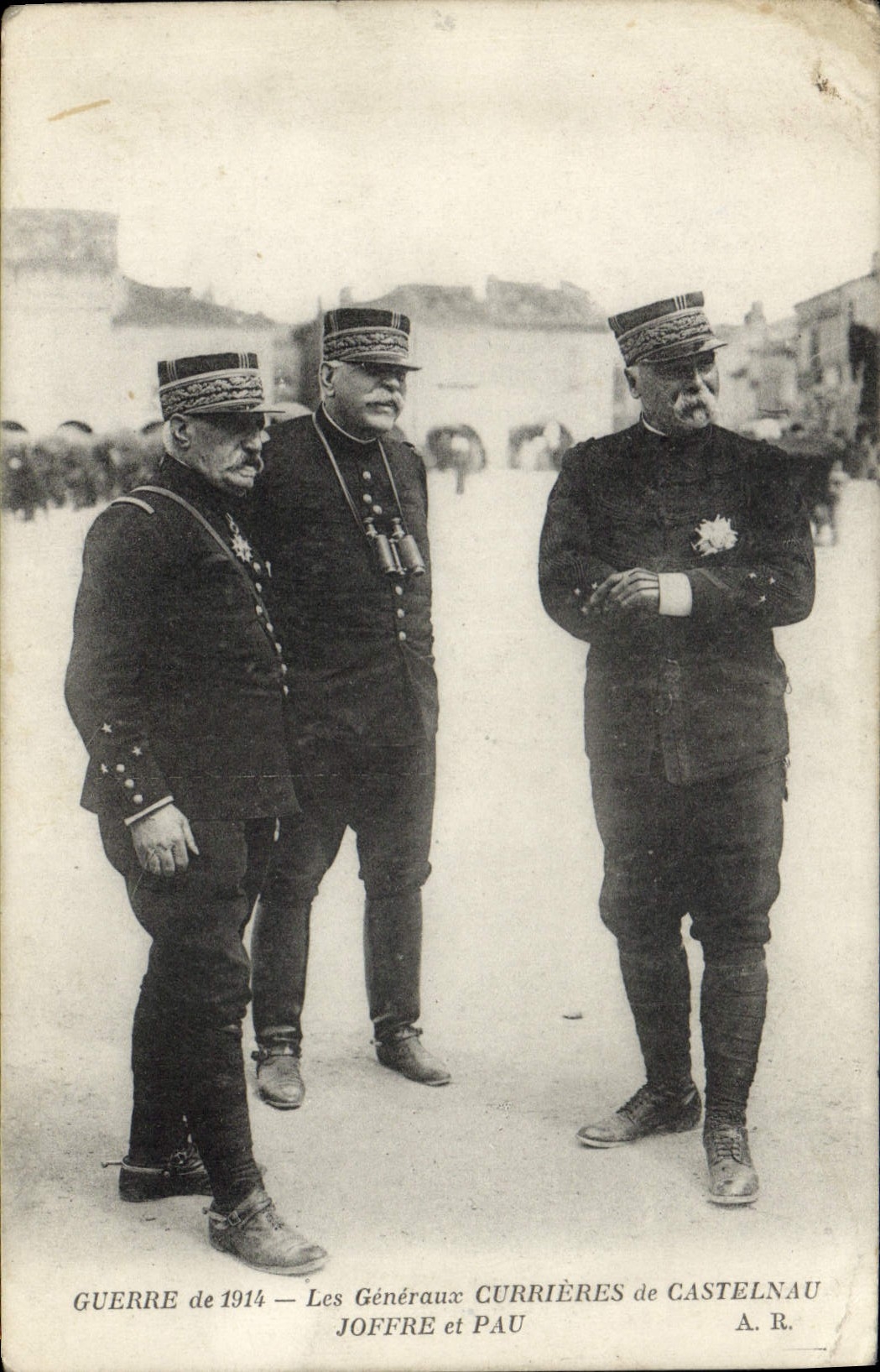 CPA Militaria Les Generaux Currieres de Castelnau Joffre et Pau 