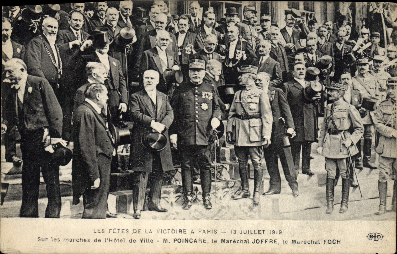 CPA Militaria Les Fetes de la Victore 13 juillet 1919 Sur les marches de l'hotel de ville Poincare Marechal Joffre Foch