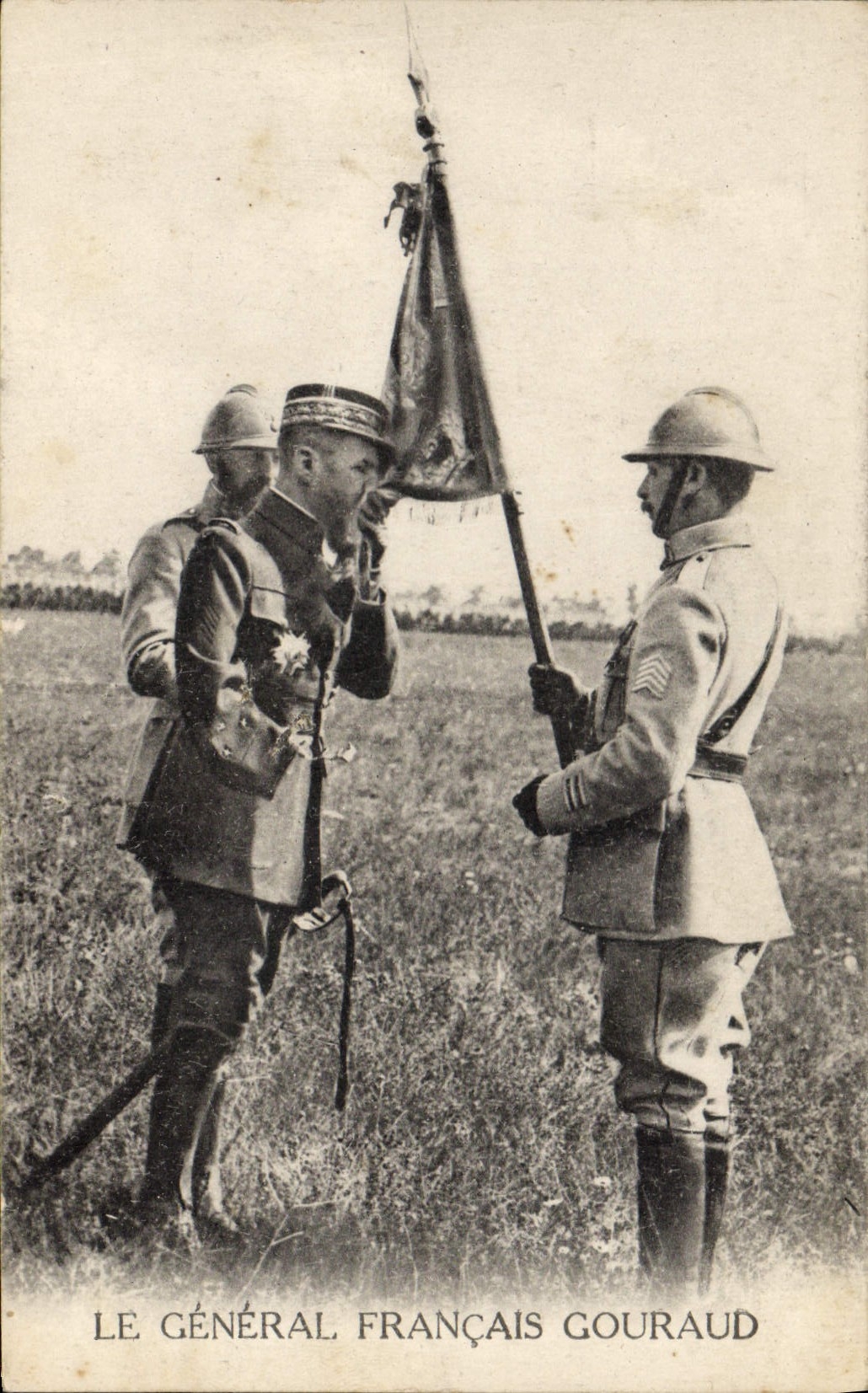 CPA Militaria Le general Francais Gouraud