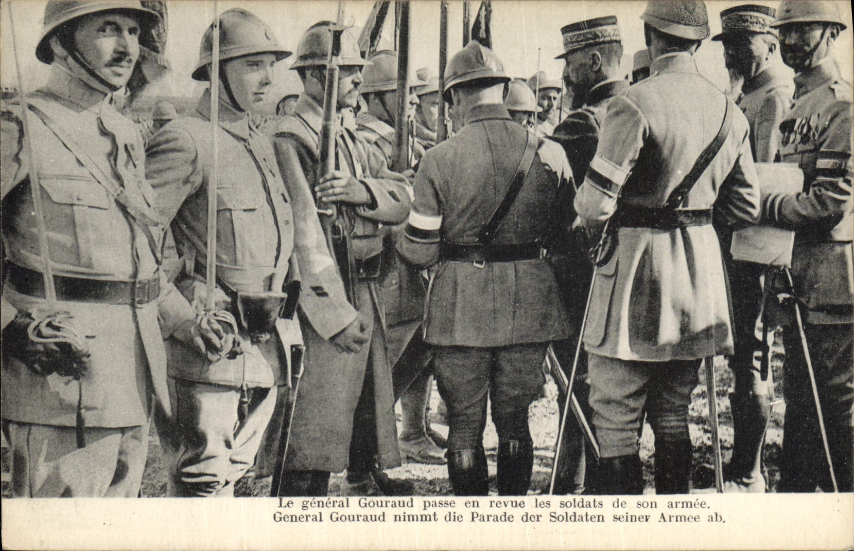 CPA Militaria Le general Gouraud passe en revue les soldats de son armee 