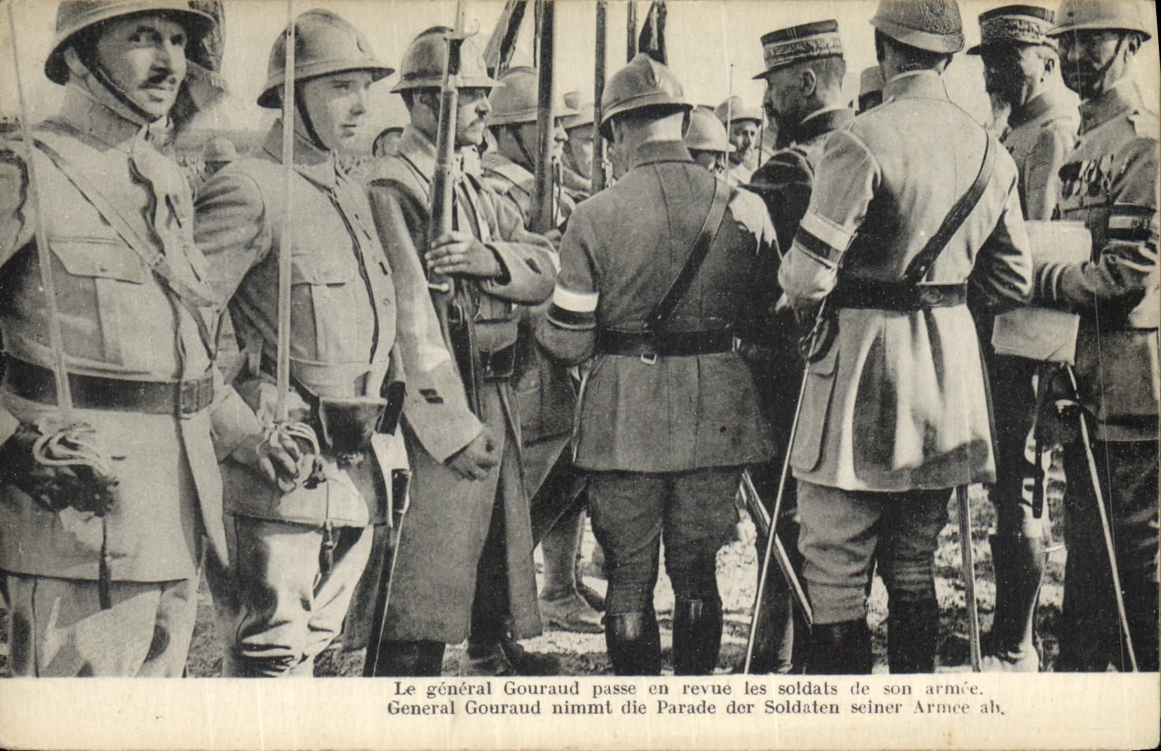 CPA Militaria Le general Gouraud passe en revue les soldats de son armee