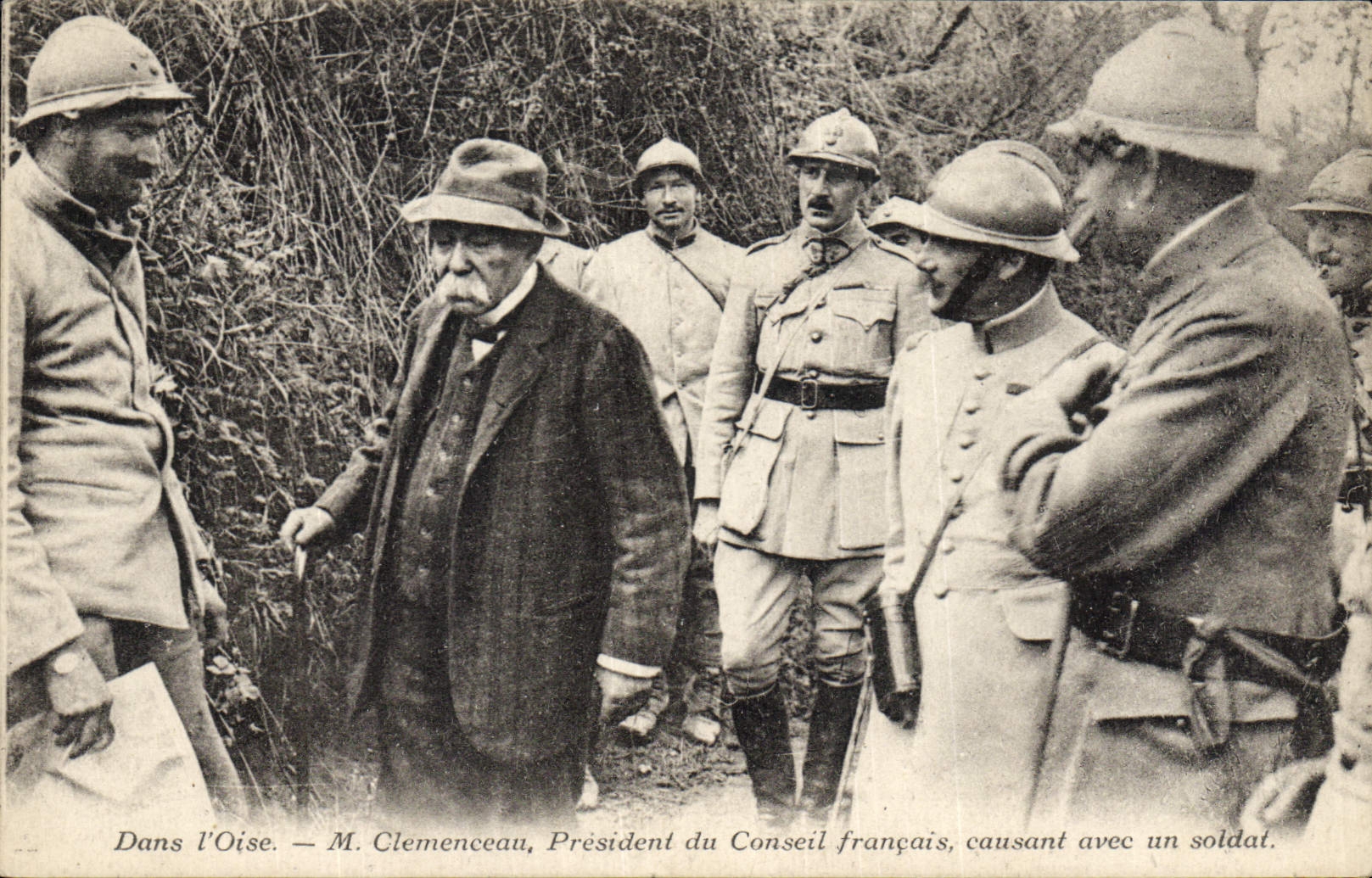 CPA Militaria Dans l'Oise M Clemenceau President du Conseil Francais causant avec un soldat