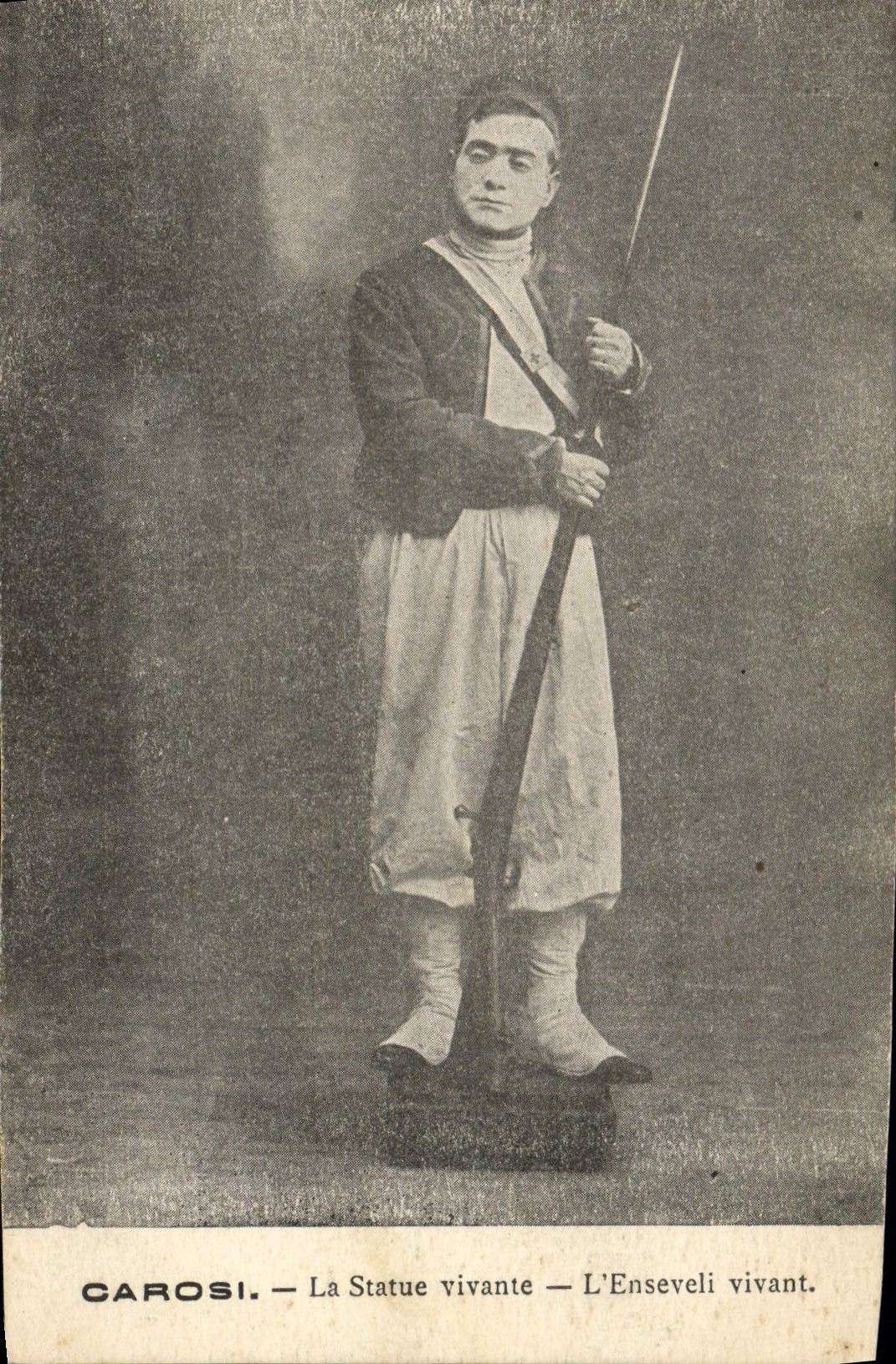 Postal Carosi la estatua viva lo enterrado vivo