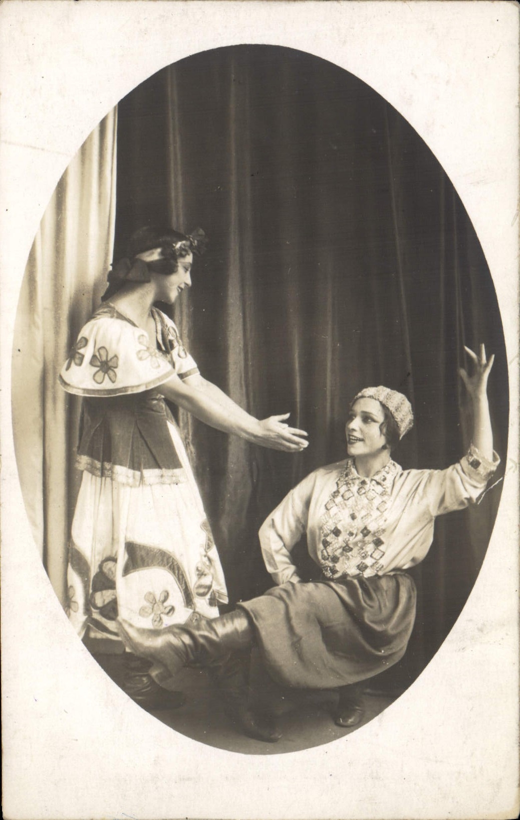 Postal Artistas Hermanas Issaieff