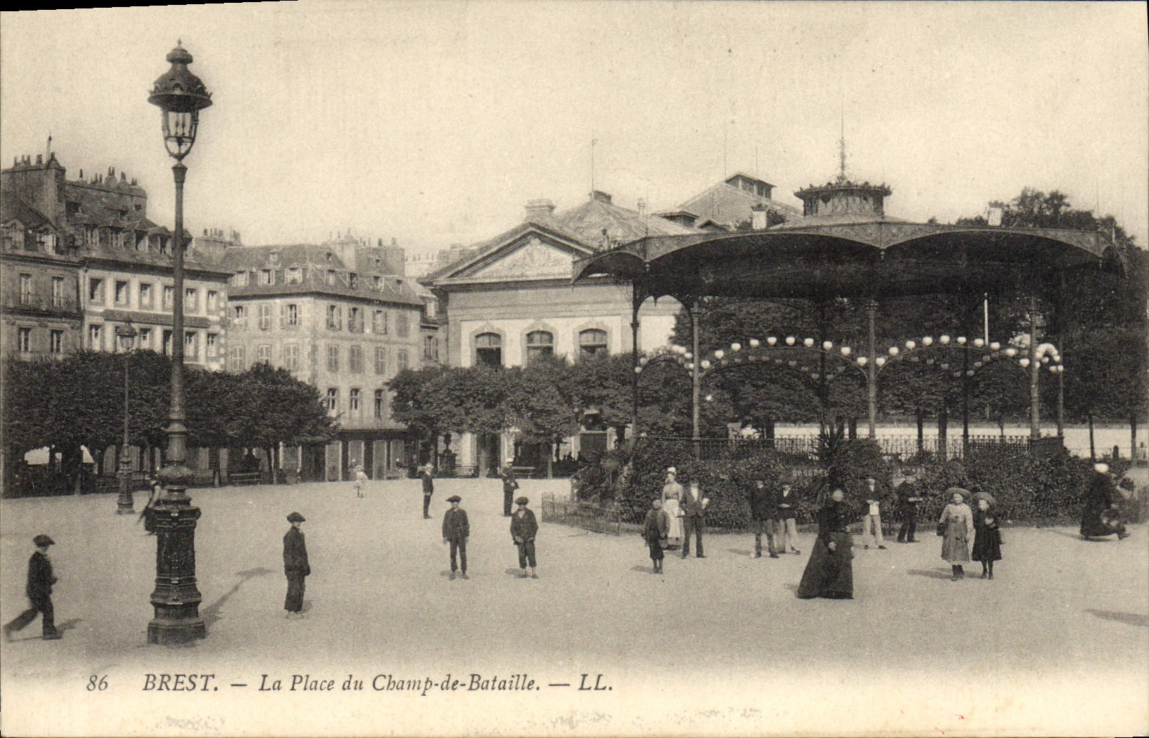 CPA Kiosque Brest La place du Champ de bataille