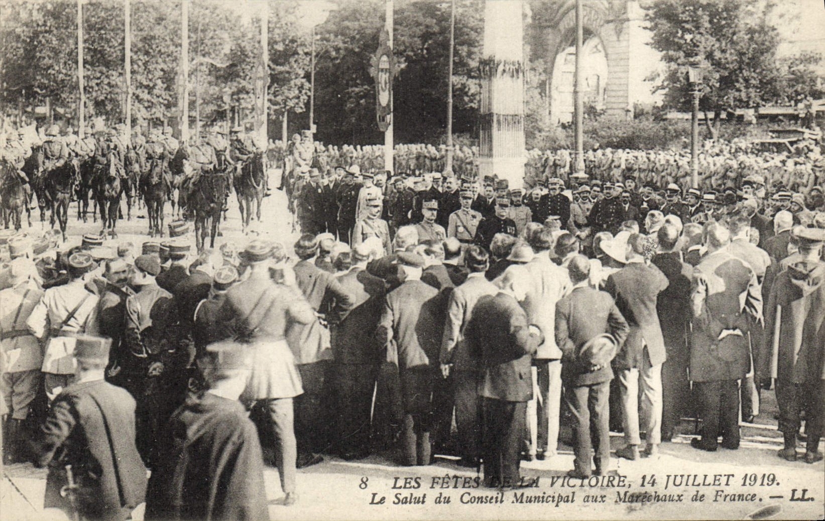 CPA Militaria Les fetes de la Victoire 14 juillet 1919 Le salut du Conseil Municipal aux Marechaux de France 