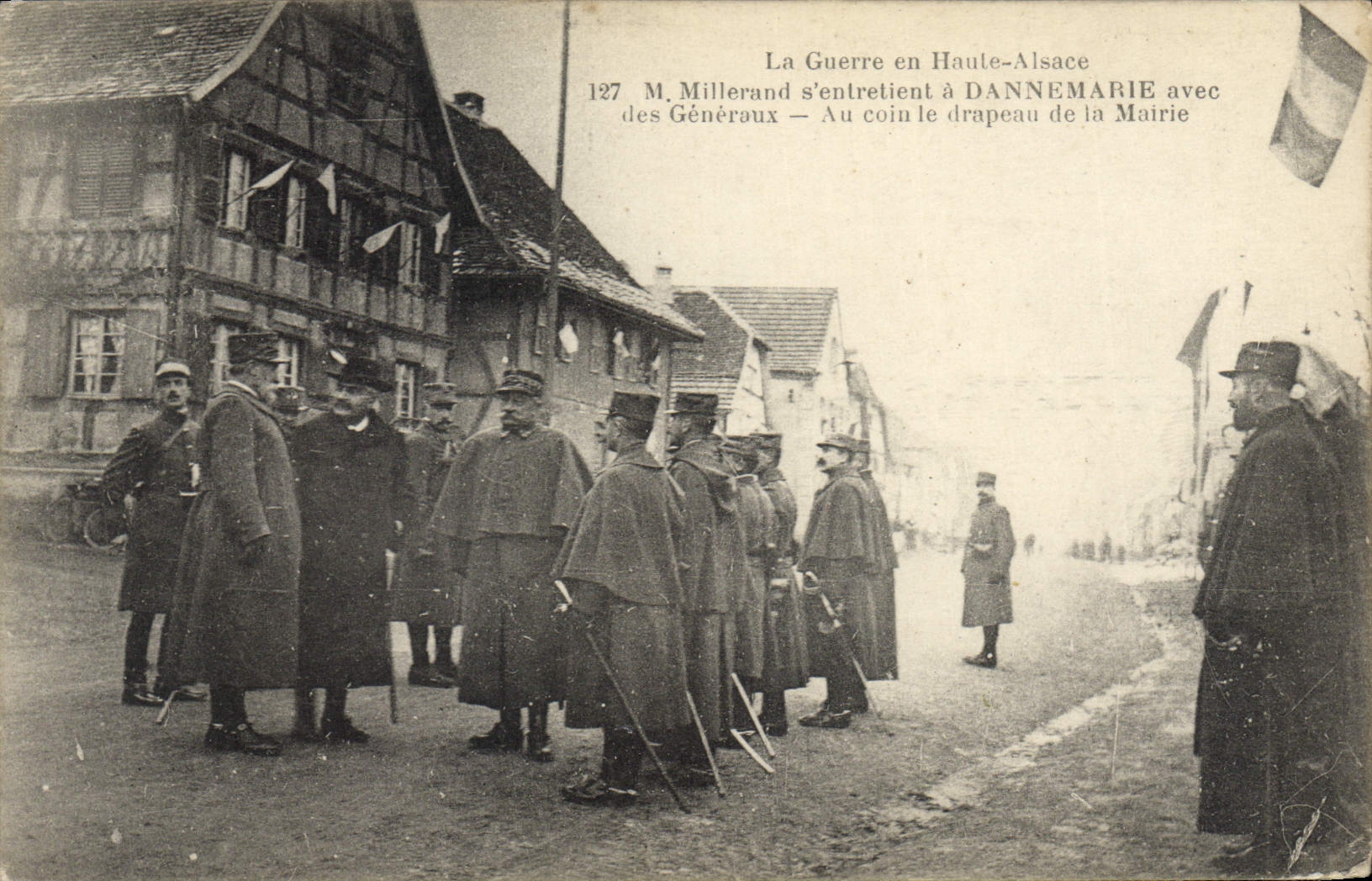 Postal Militaria M Millerand se entrevista tiene a Dannemarie con generales a la esquina la bandera del ayuntamiento