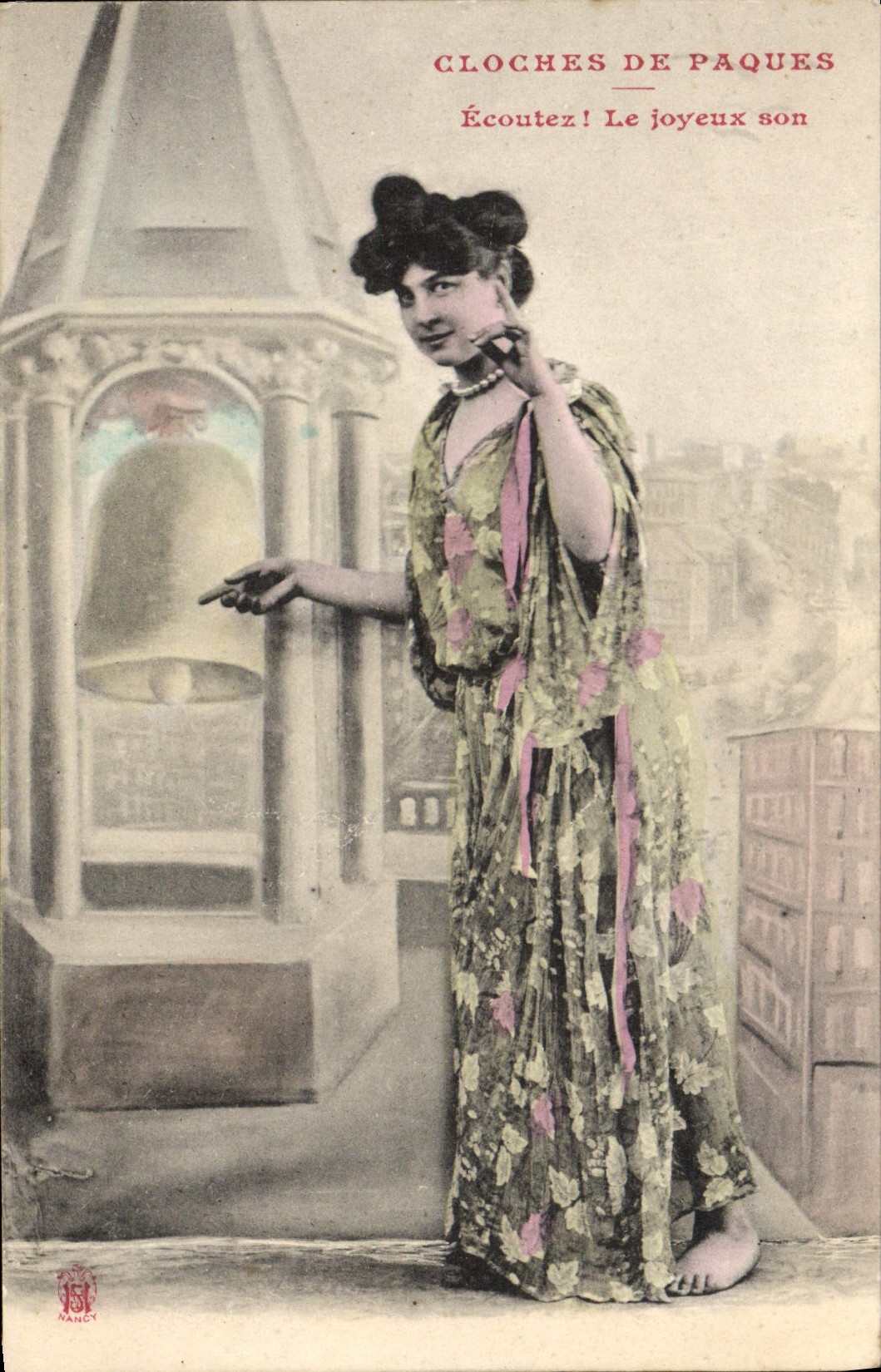 Postal Campana de Pascuas Mujer escuchan el alegre cuidado