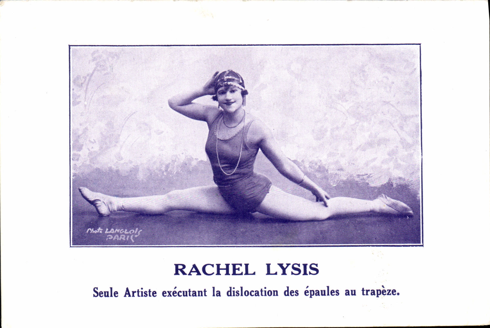 Postal Rachel Lysis Seule artista que realiza la dislocación de los hombros al trapecio