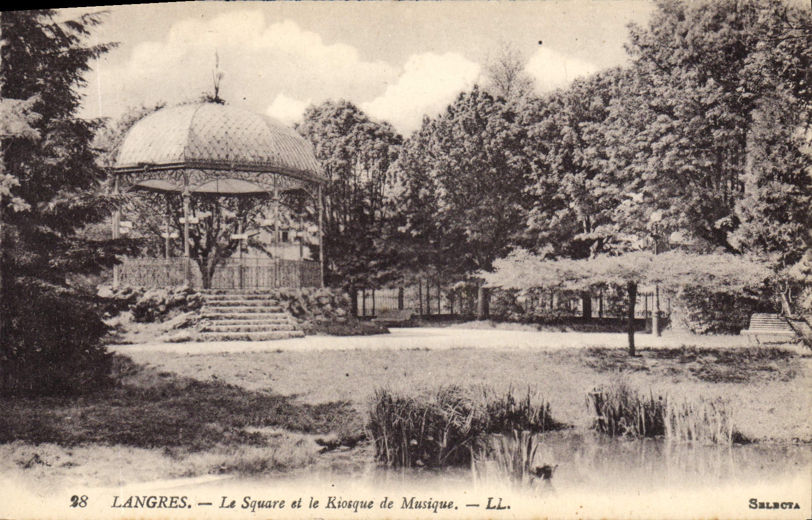 CPA Langres Le square et le Kiosque a musique