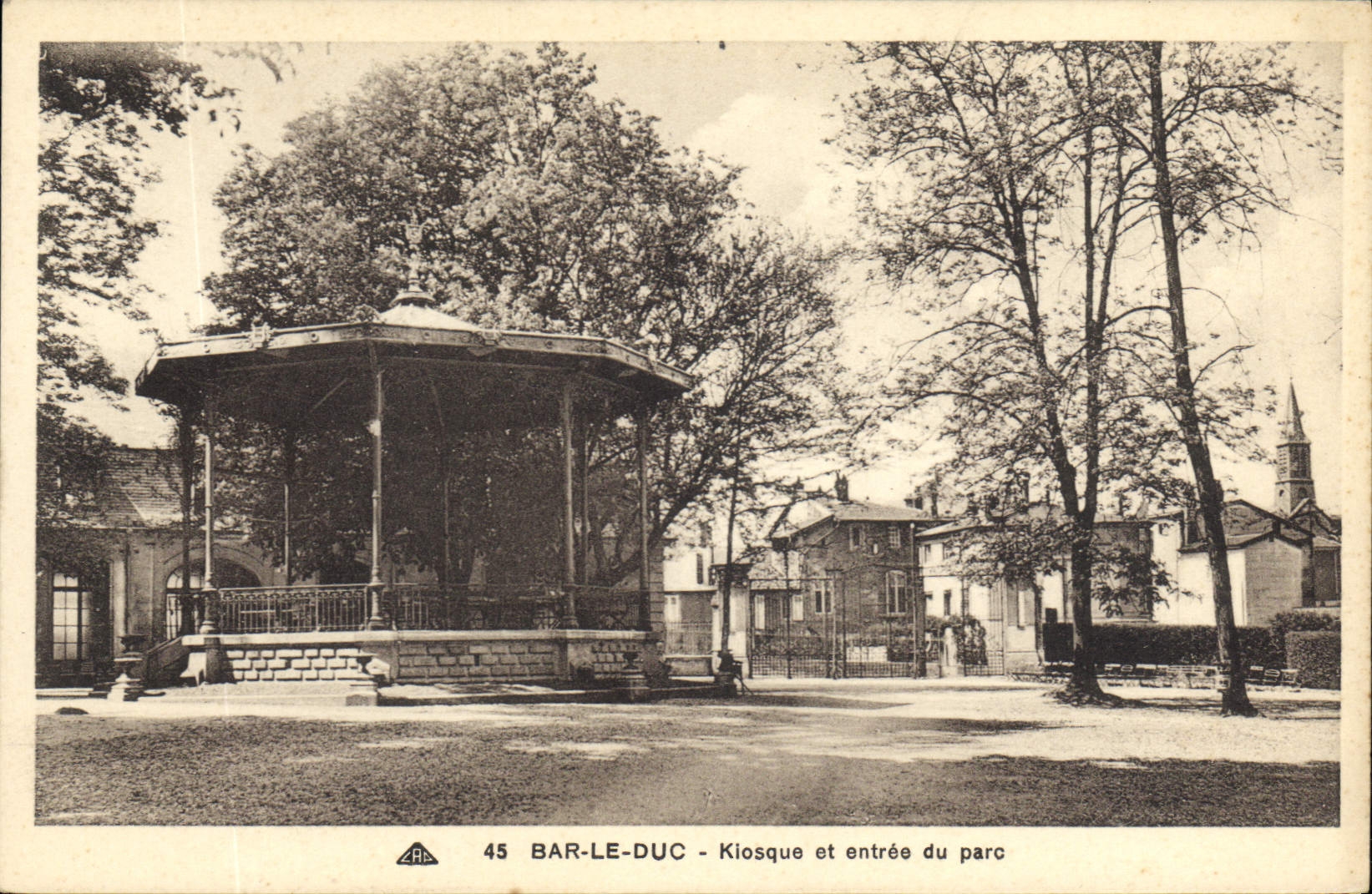 CPA Kiosque et entree du parc Bar le Duc