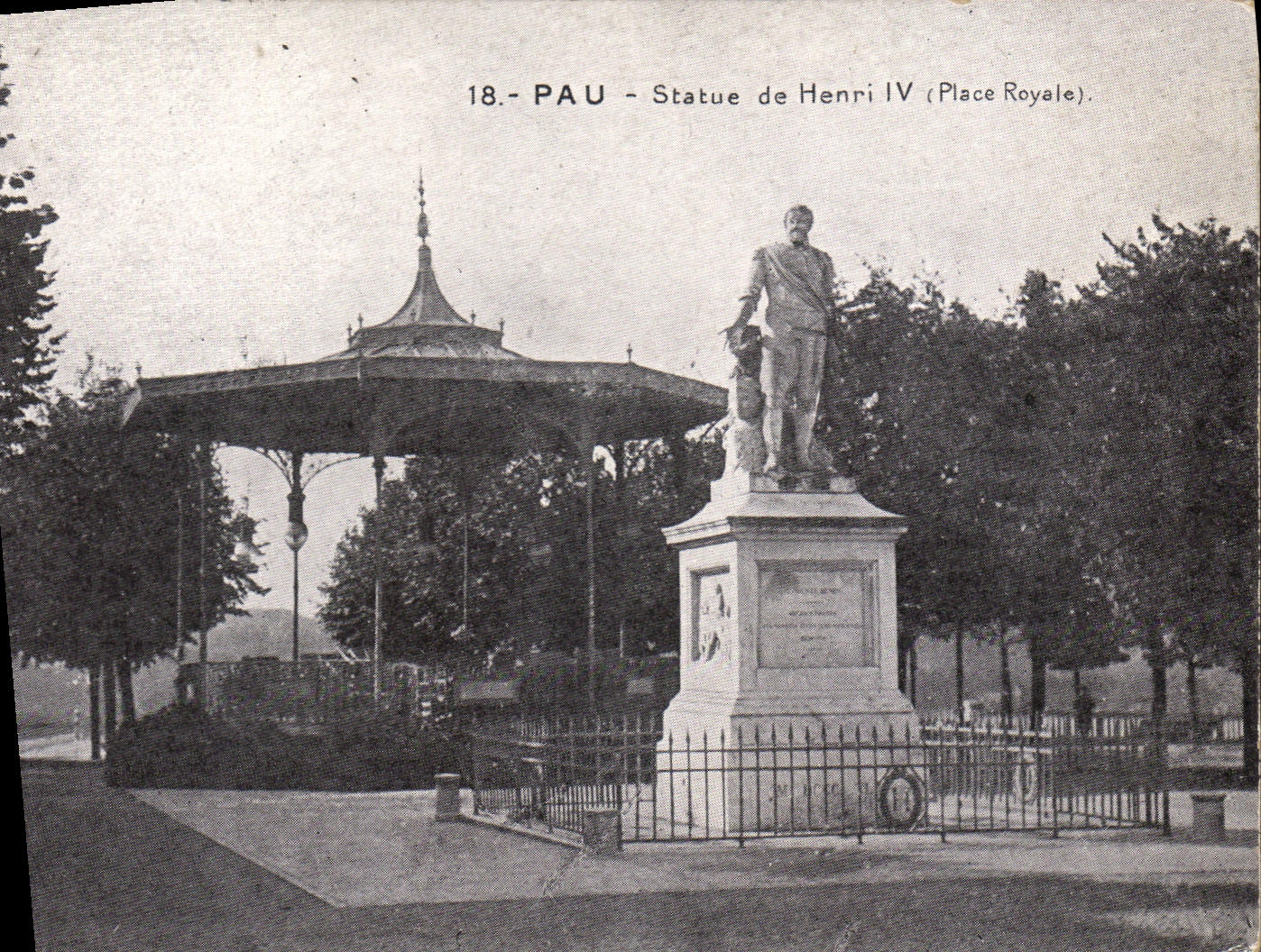CPA Kiosque Pau Statue de Henri IV Place Royale