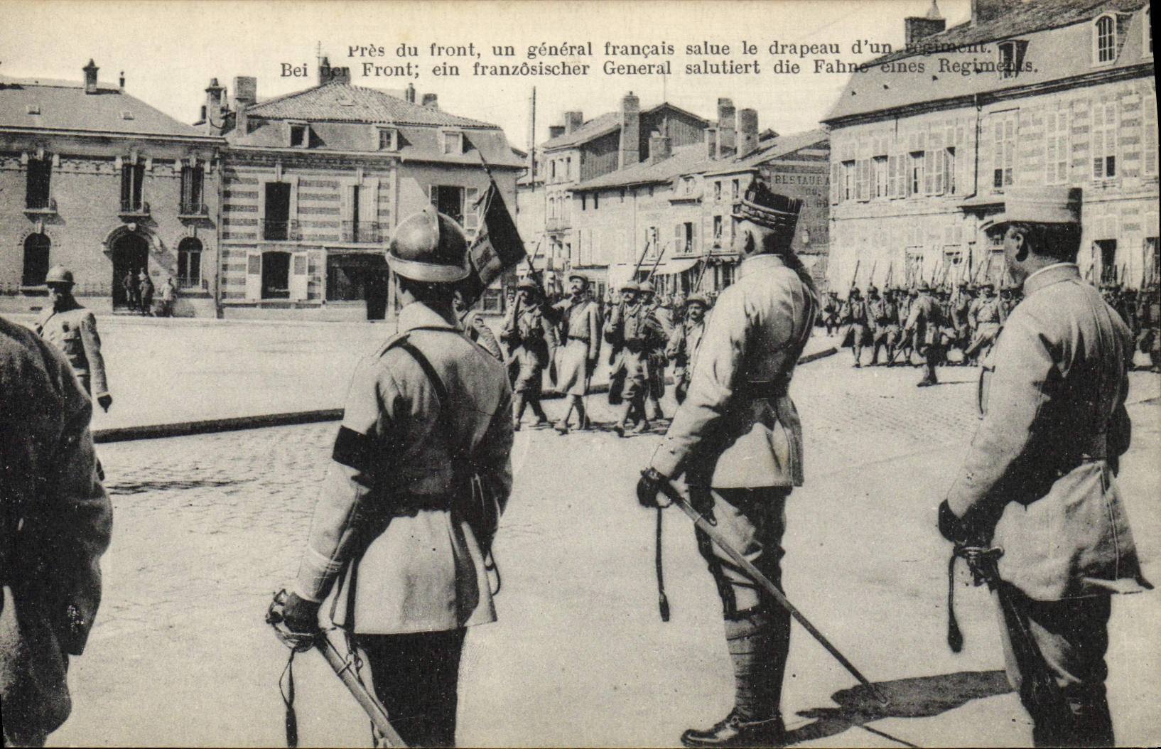 CPA Militaria Pres du front un general francais salue le drapeau d'un regiment