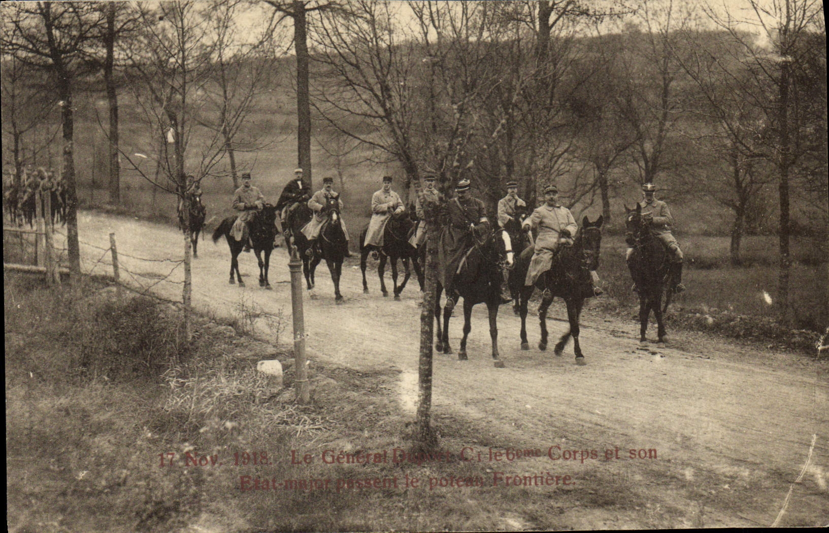 Postal Militaria el general Dupurt y su Estado Mayor pasan el poste frontera
