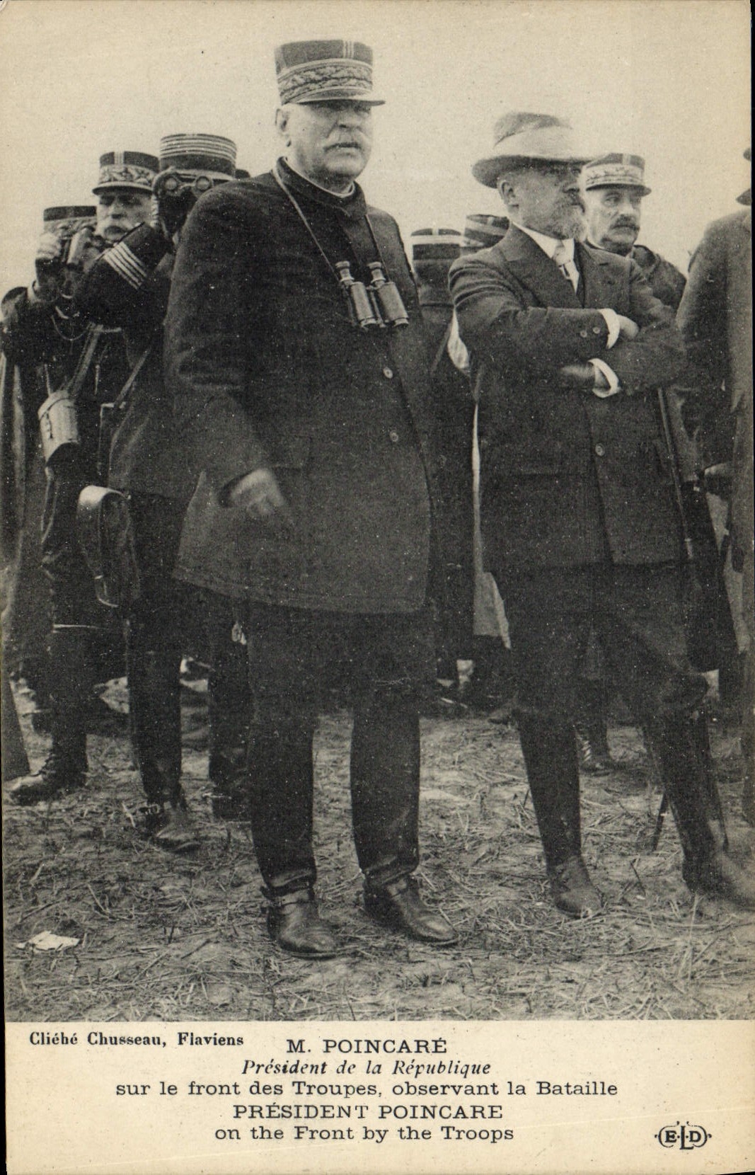 CPA Militaria M Poincare President de la Republique sur le front des troupes observant la bataille