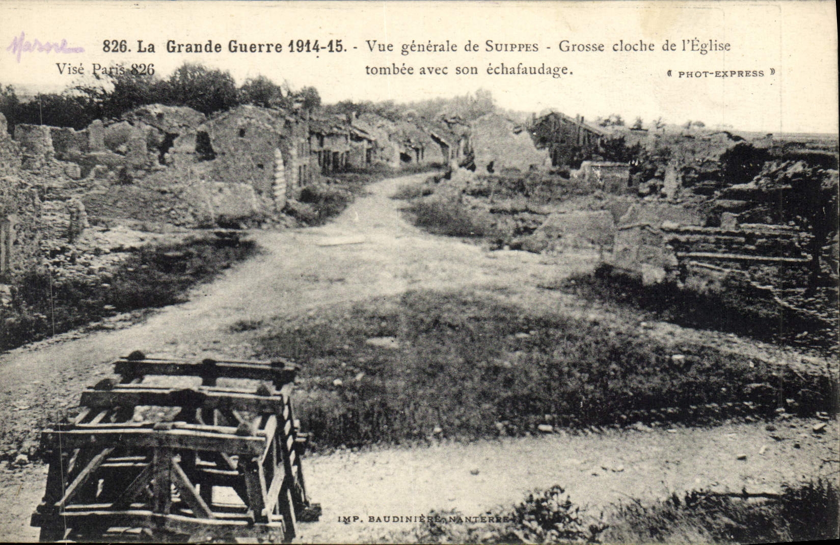 CPA Cloche Vue generale de Suippes Grosse cloche de l'eglise tombee avec son echafaudage Militaria