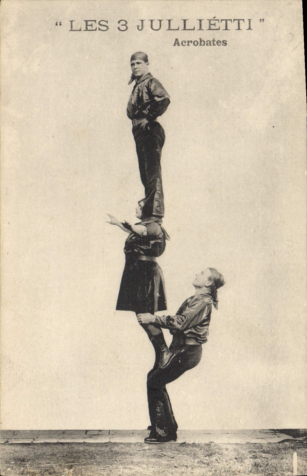 CPA Les 3 Jullietti Acrobates 
