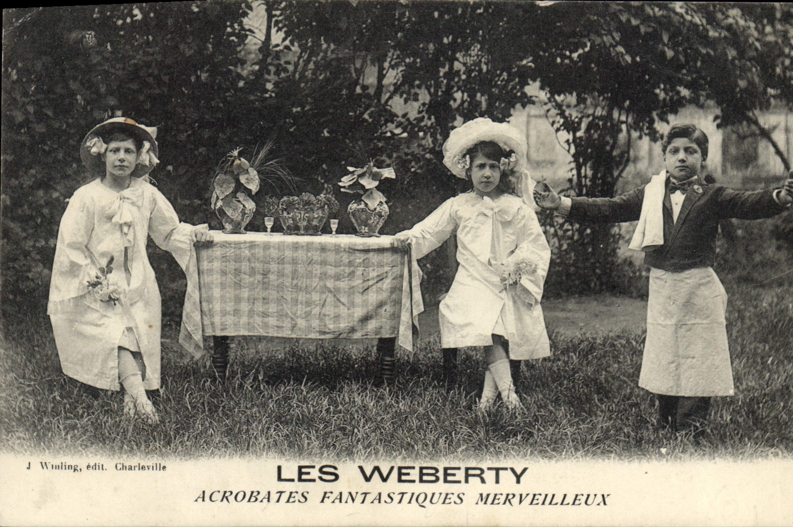 CPA Les Weberty Acrobates fantastiques merveilleux 