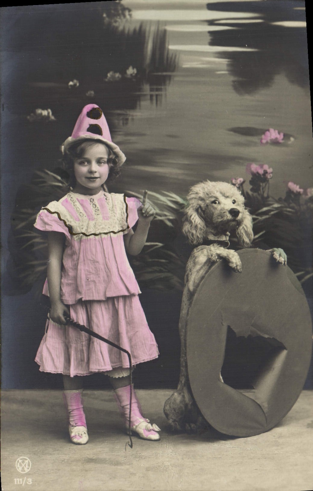 CPA Enfant Acrobate Chien 