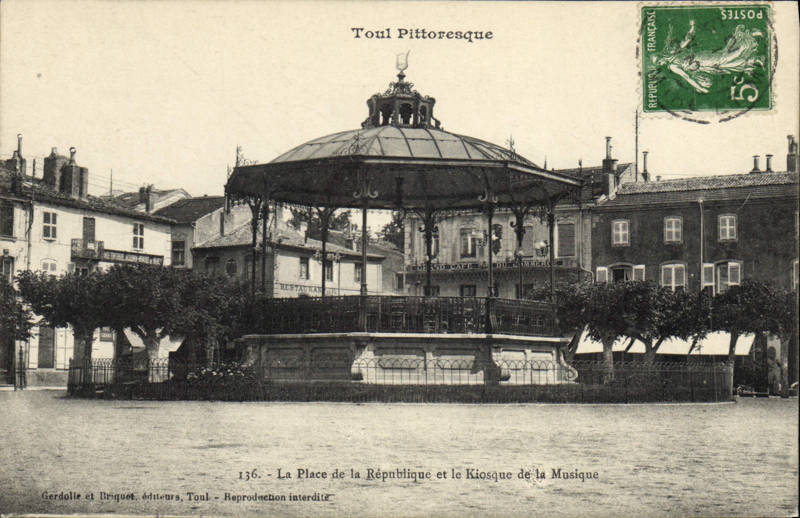 CPA Toul La Place de la Republique et le Kiosque de la musique