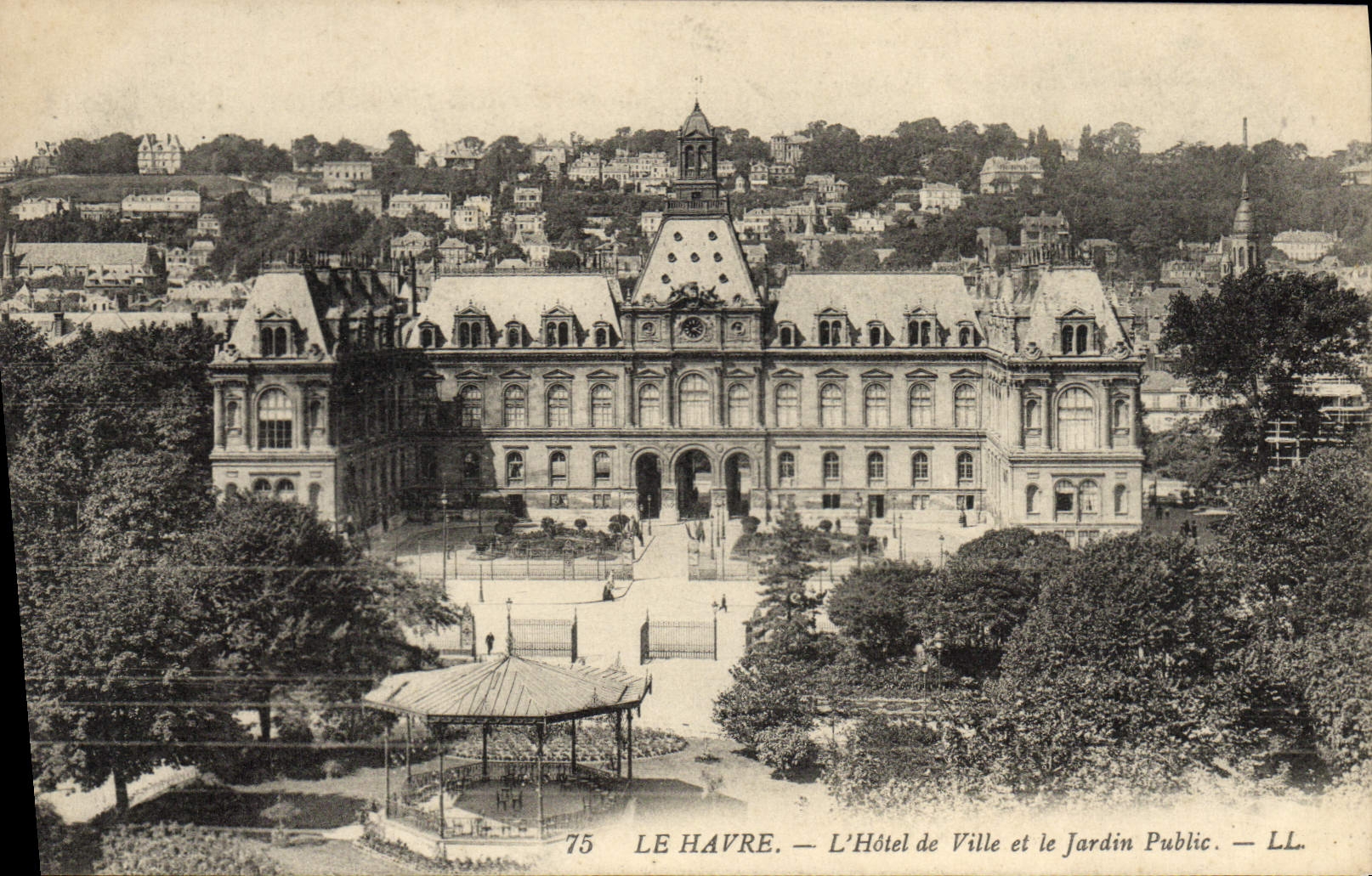 CPA Kiosque Le Havre L'Hotel de ville et le jardin public