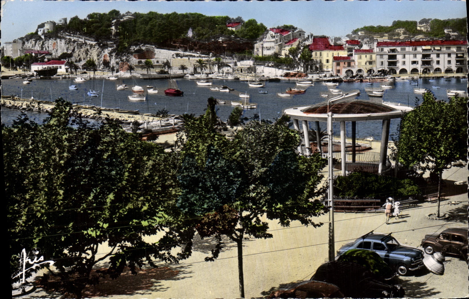 CPM Sanary sur Mer Un coin du port et le Kiosque a musique 