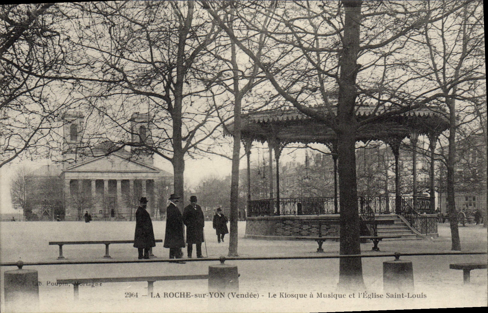 CPA Kiosque a musique et l'eglise Saint Louis La Roche sur Yon