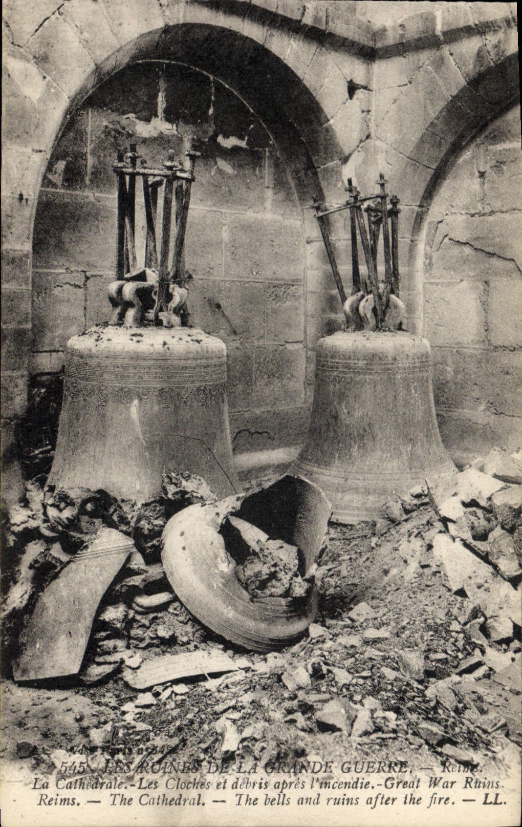 CPA Cloche Reims La cathedrale Les cloches et debris apres l'incendie Militaria 