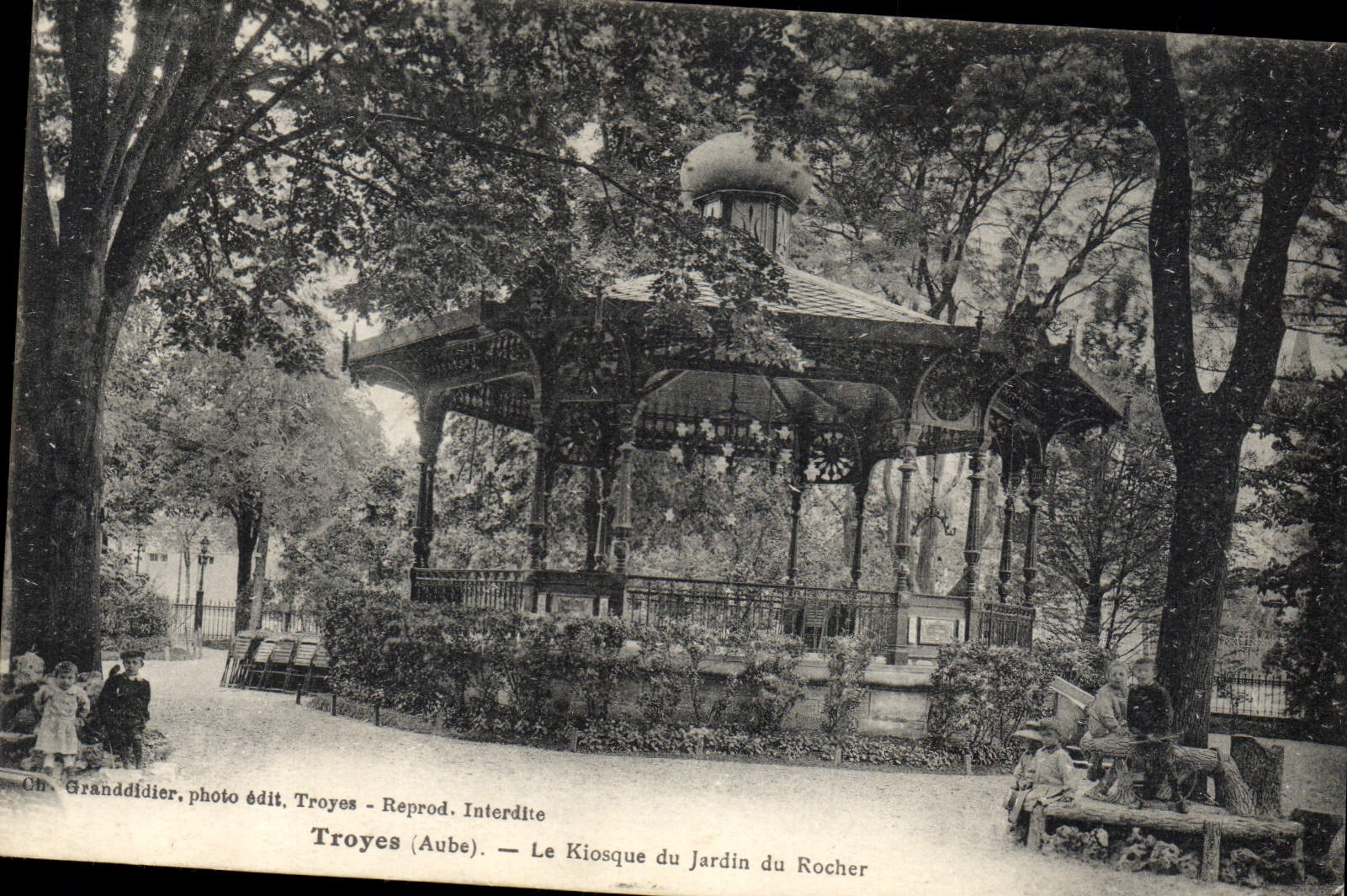 CPA Kiosque du jardin du rocher Troyes Enfants