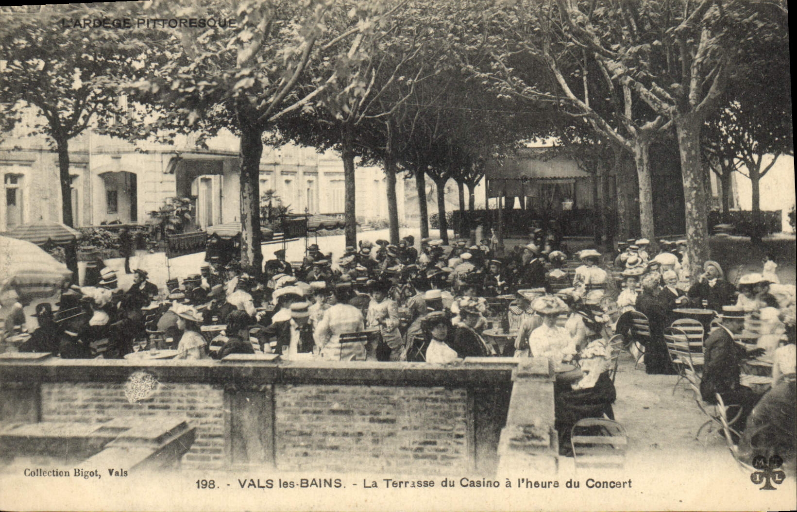 CPA Kiosque Vals les Bains La terrasse du casino a l'heure du concert