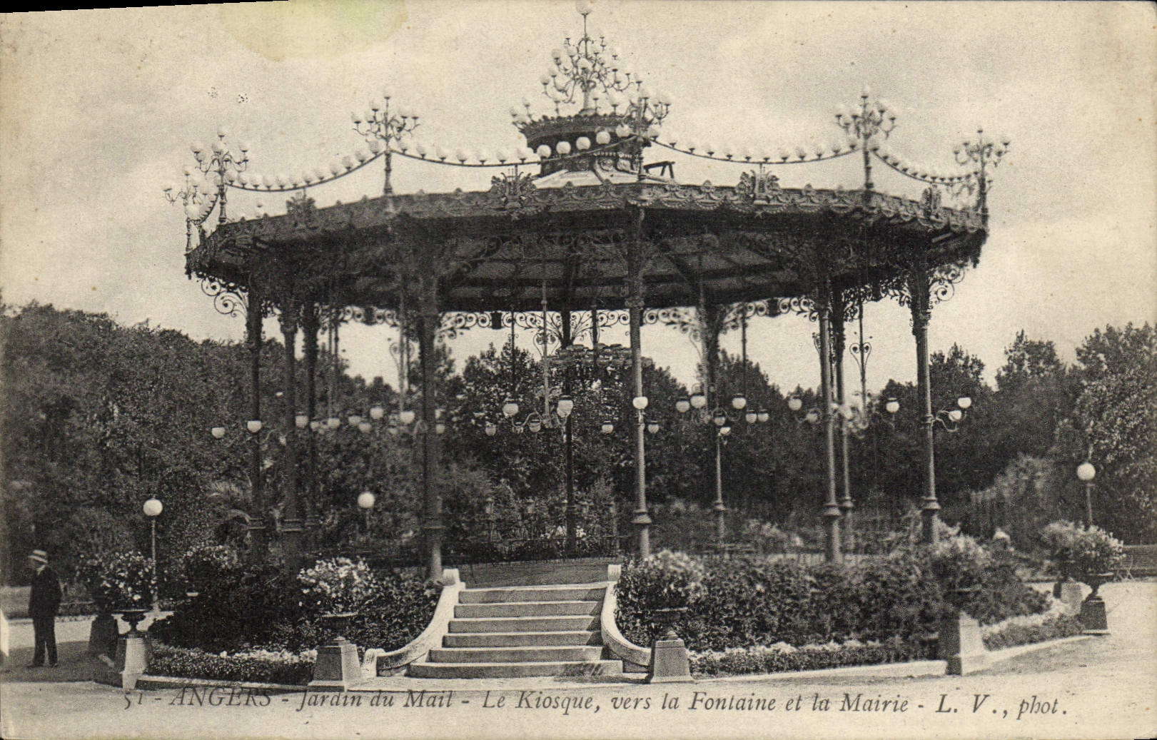 CPA Kiosque vers la fontaine et la mairie Angers Jardin du Mail