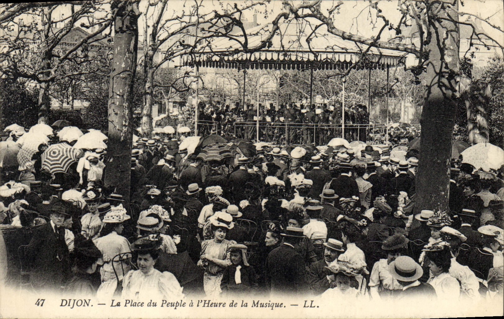 CPA Kiosque Dijon La place du peuple a l'heure de la musique