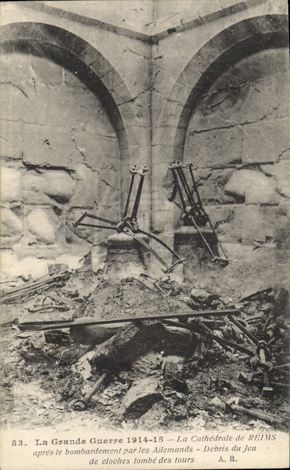 CPA Cloche La cathedrale de Reims apres le bombardement par les Allemands Militaria 
