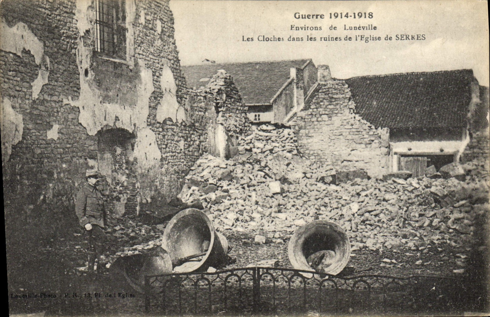 CPA Cloche Environs de Luneville Les cloches dans les ruines de l'eglise de Serres Militaria 