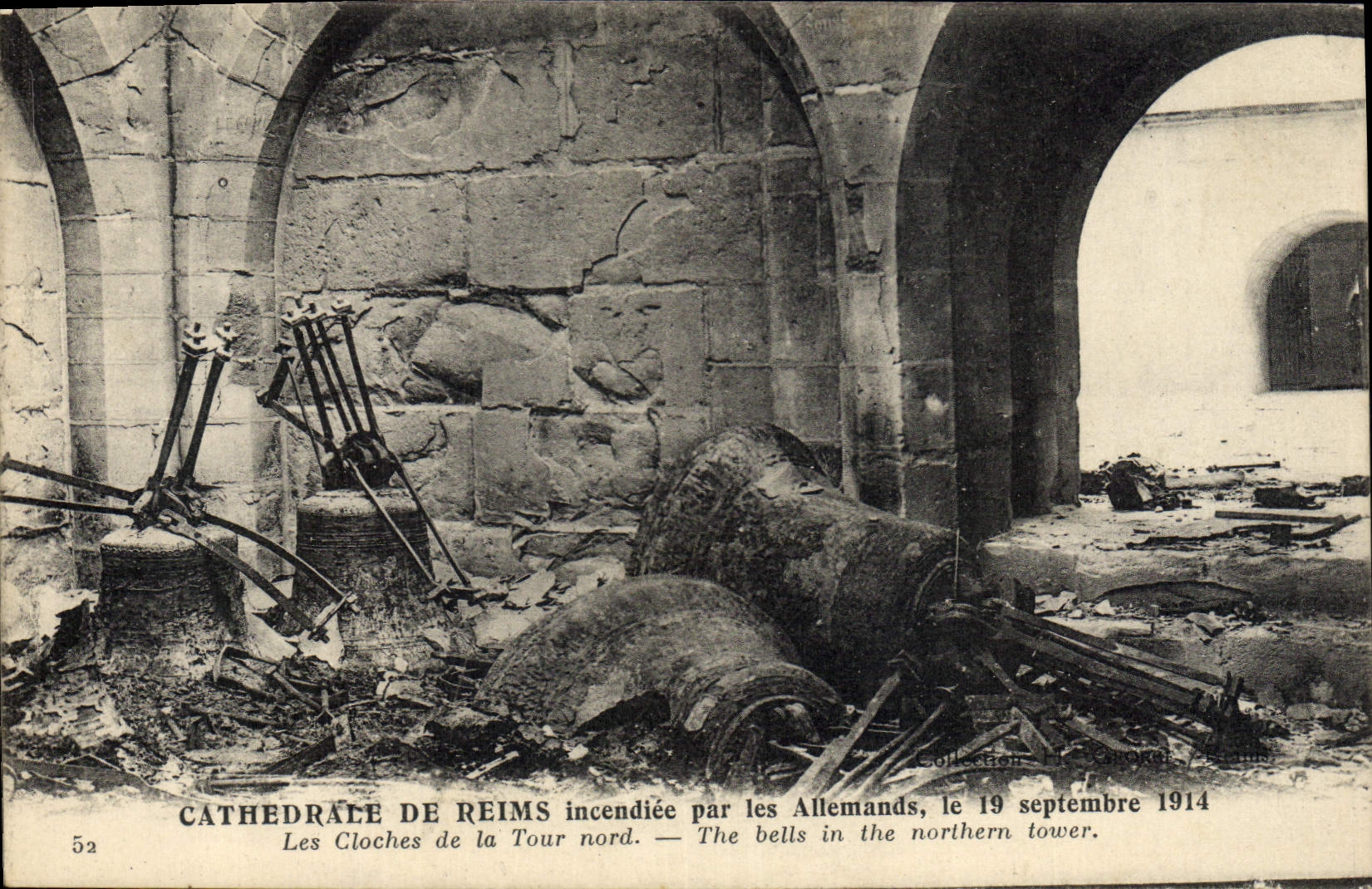 CPA Cloche Cathedrale de Reims incendiee par les Allemands Militaria 
