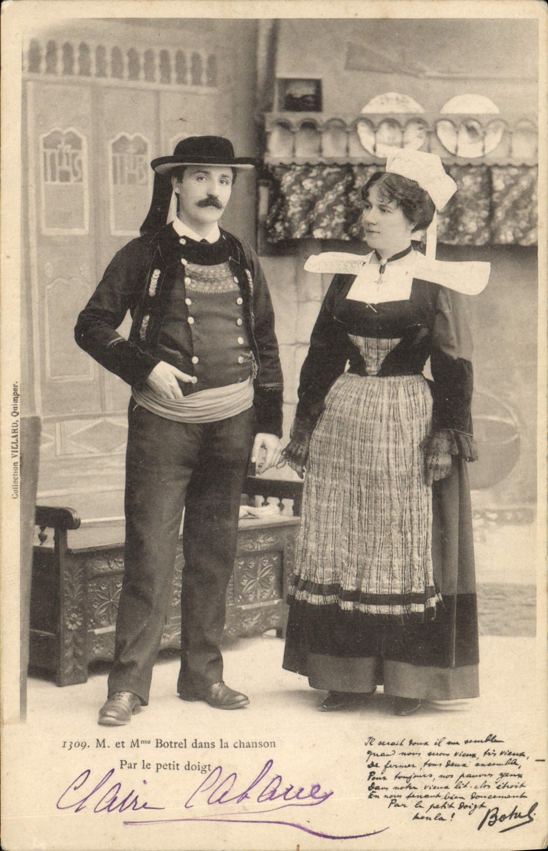 CPA Folklore M et Mme Botrel dans la chanson Par le petit doigt 