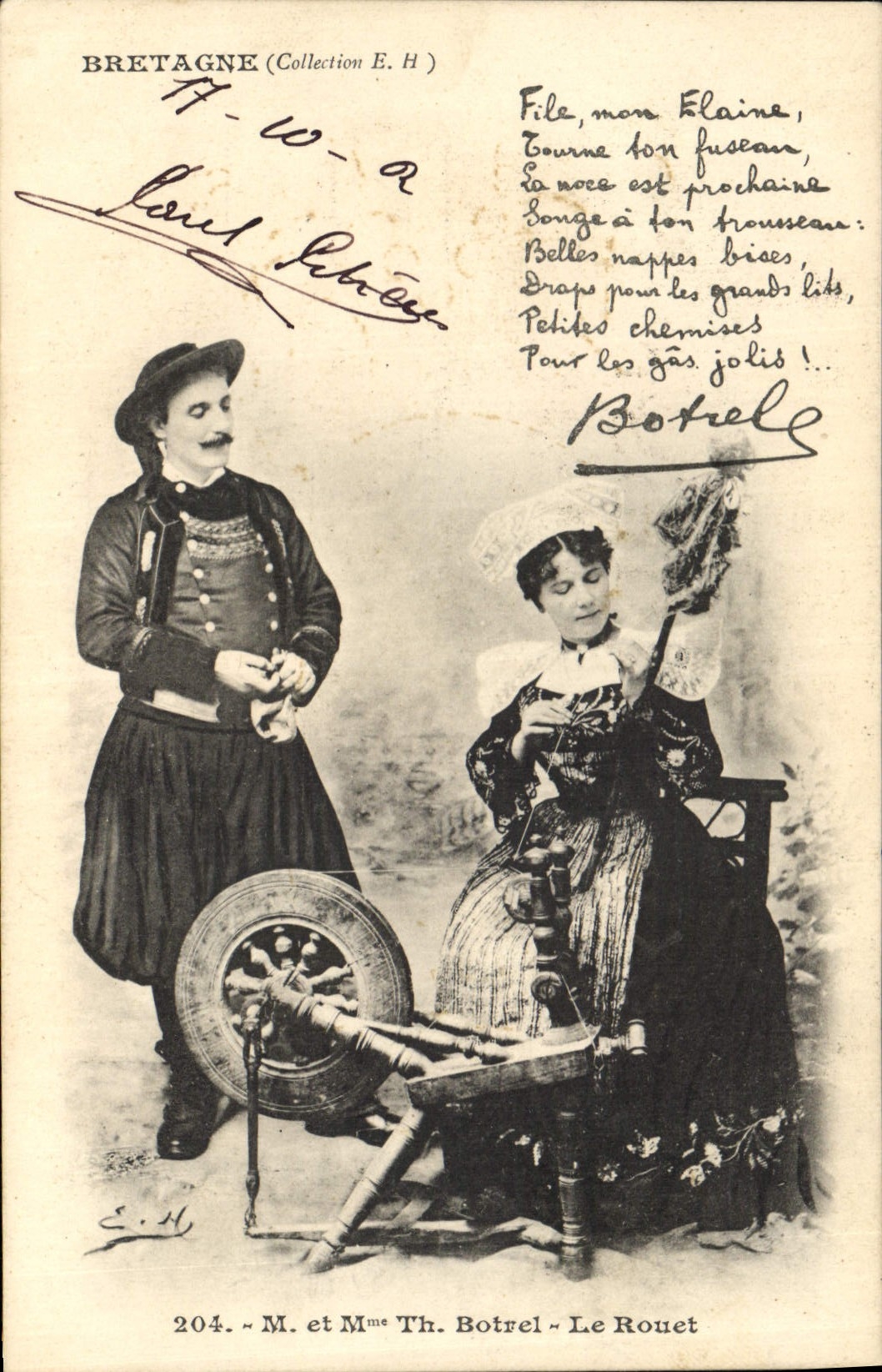 CPA Folklore M et Mme Th Botrel Le rouet Fileuse 