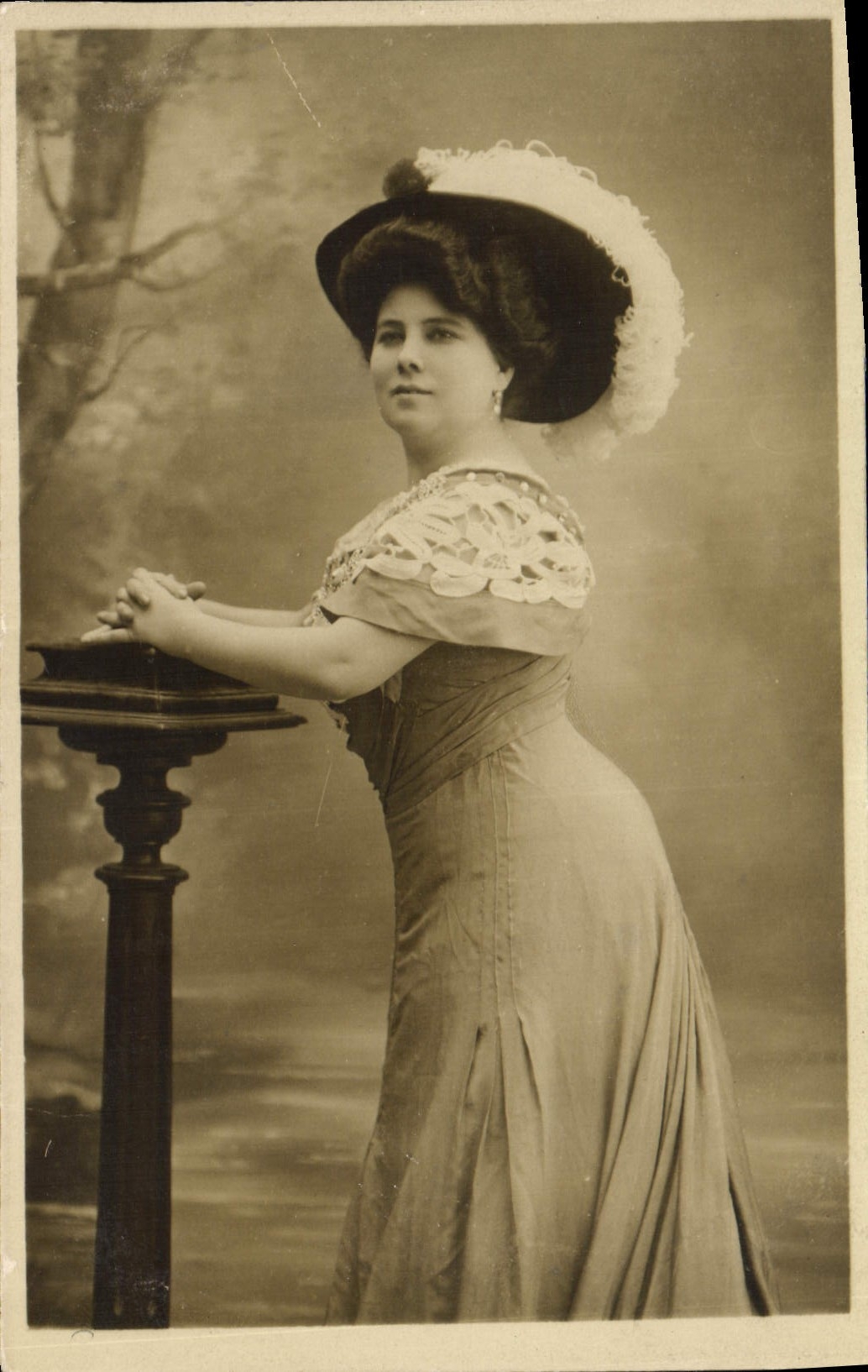 CPA Femme Artiste 
