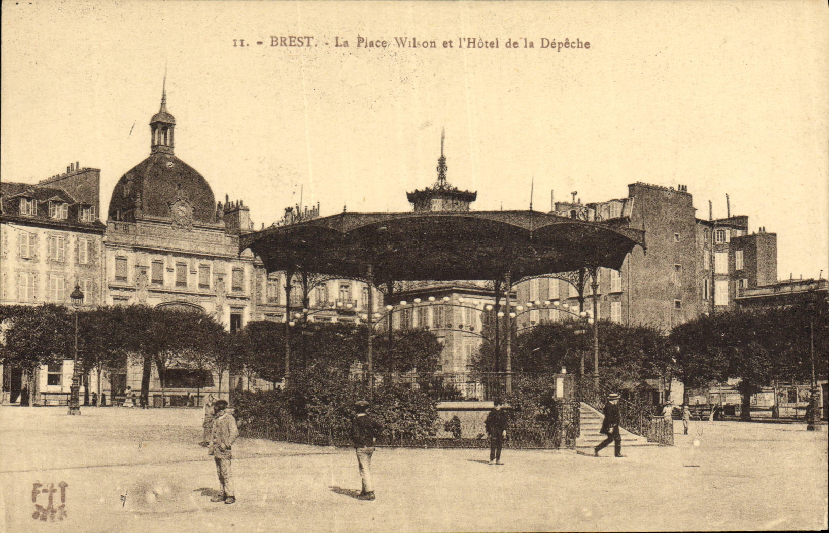 CPA Kiosque Brest La Place Wilson et l'Hotel de la Depeche